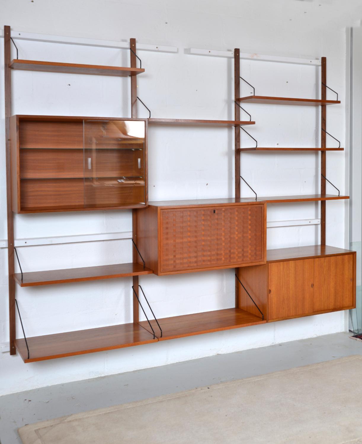 This highly versatile and functional “Royal System” was originally designed by Poul Cadovius in 1948. This useful three-bay teak shelving system offers a wide variety of storage and display options, as shown in the different set up. The set includes
