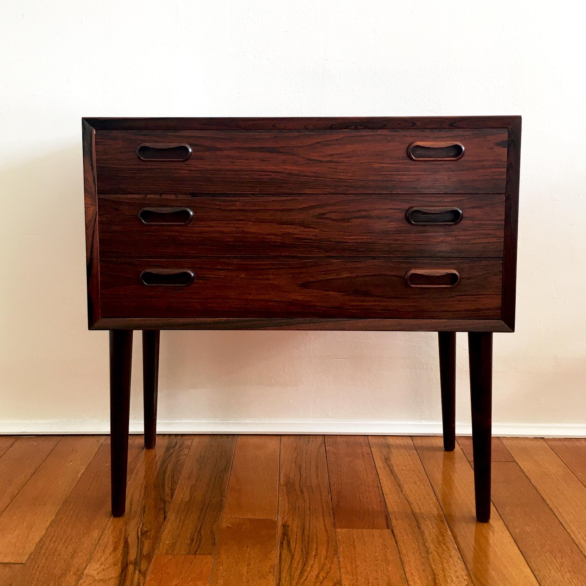Petite midcentury three-drawer rosewood nightstand or side chest in the style of Poul Hundevad. Stunning, functional design.

Measures: H 23.25