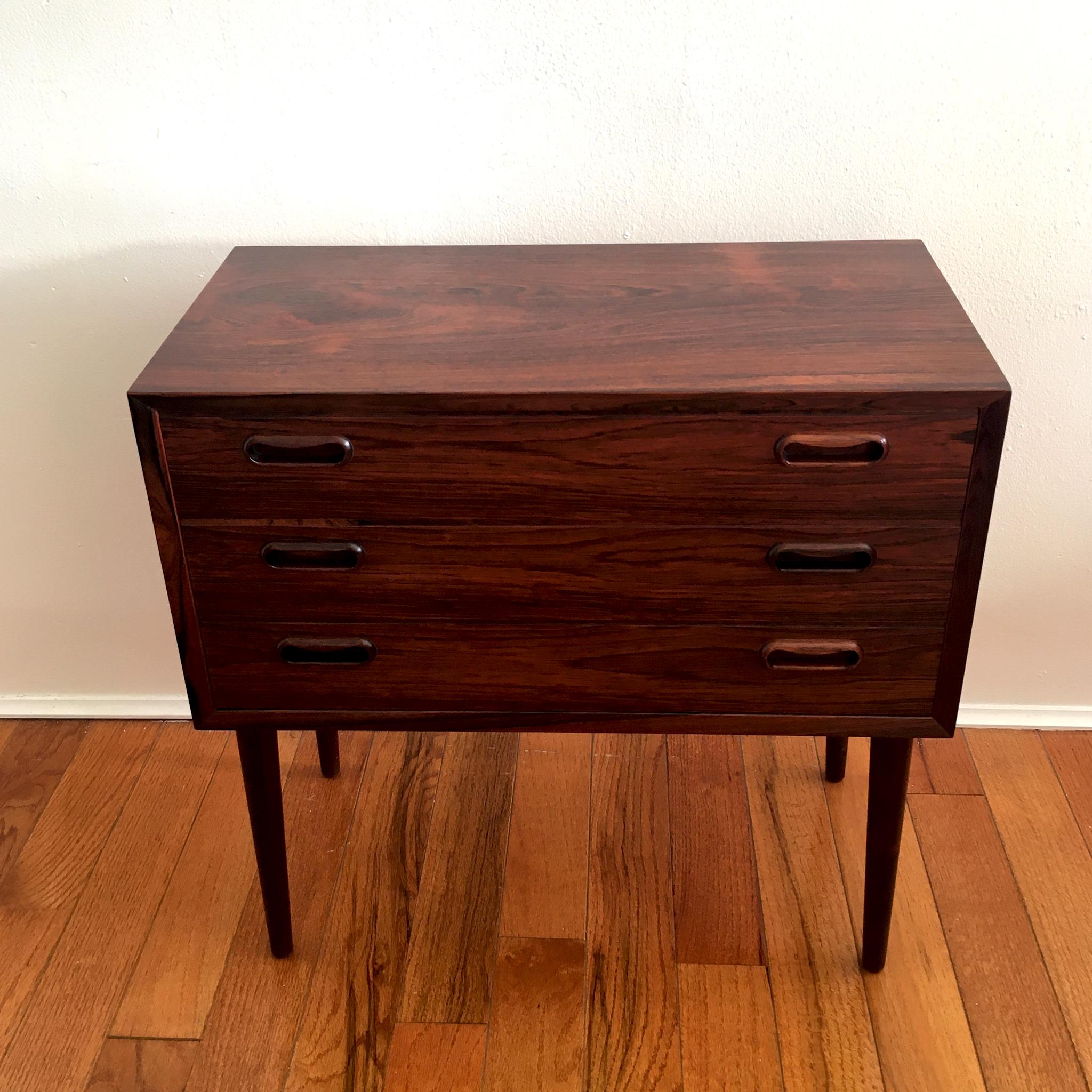 1960's Poul Hundevad Style Danish Rosewood Petite Side Chest In Good Condition In New York, NY