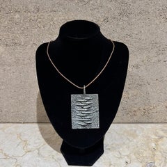 1960 Poul Warmind Ciondolo brutalista in peltro testurizzato Danimarca