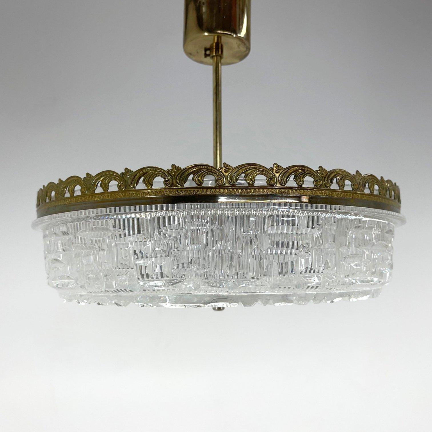 1960's Pressed Glass Pendant with Decorativ Rim, Czechoslovakia For Sale 1