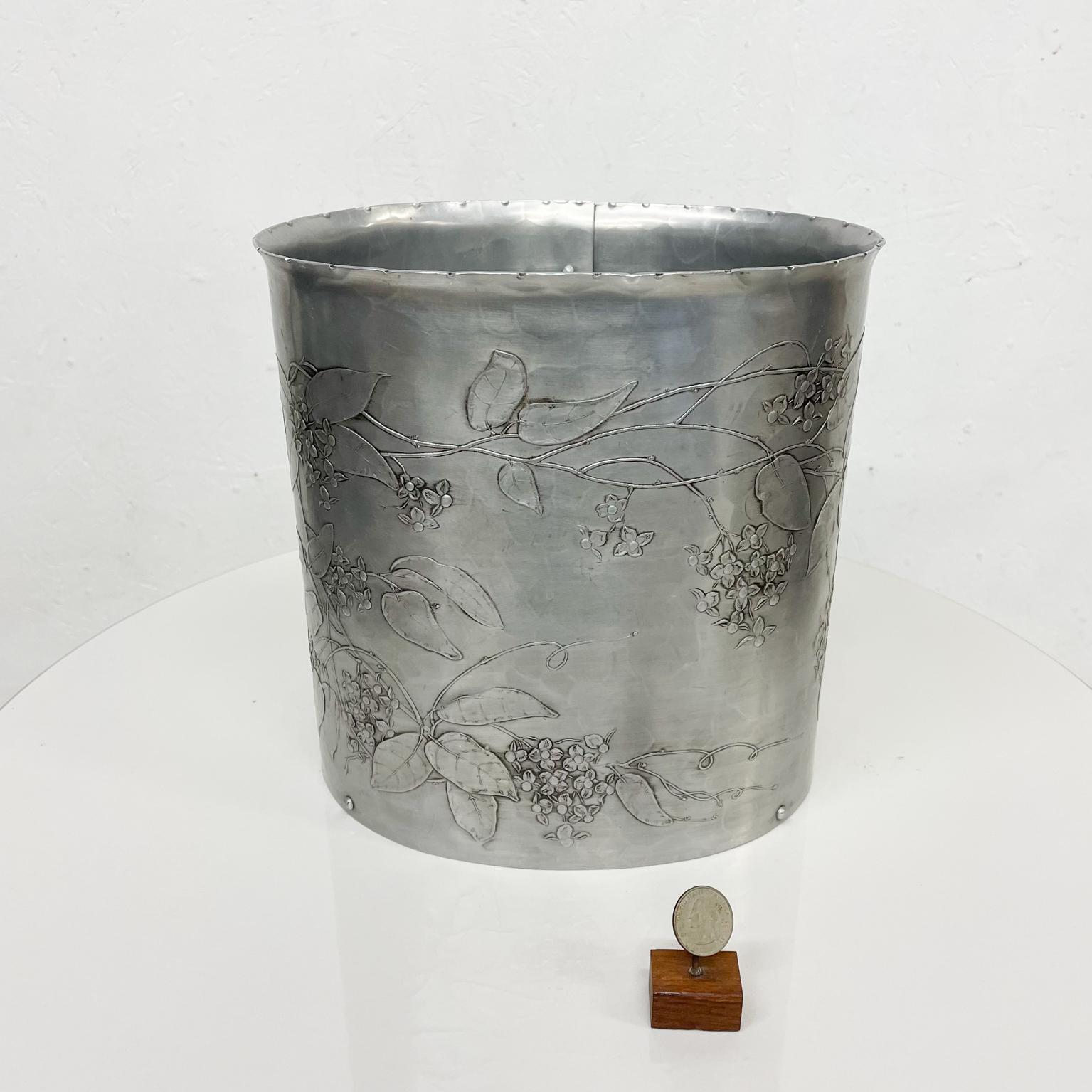 Waste Basket
By Wendell August Forge hand forged Hammered Aluminum Waste Basket Pretty floral in Oval Shape 1960s
Riveted Iron Art
Measures: 10 W x 7.25 D x 10 H inches
Retains original paper label and stamp from the maker. Grove City, PA
Light