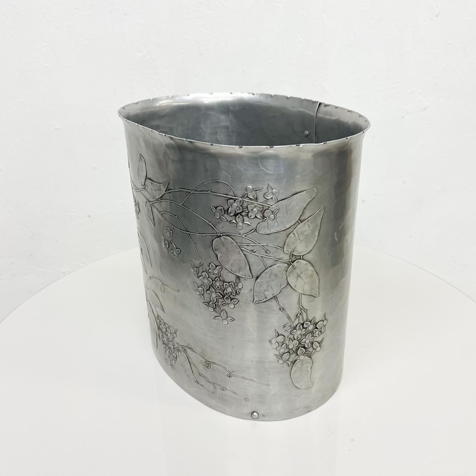 American 1960s Pretty Oval Waste Basket Hammered Aluminum by Wendell Forge PA