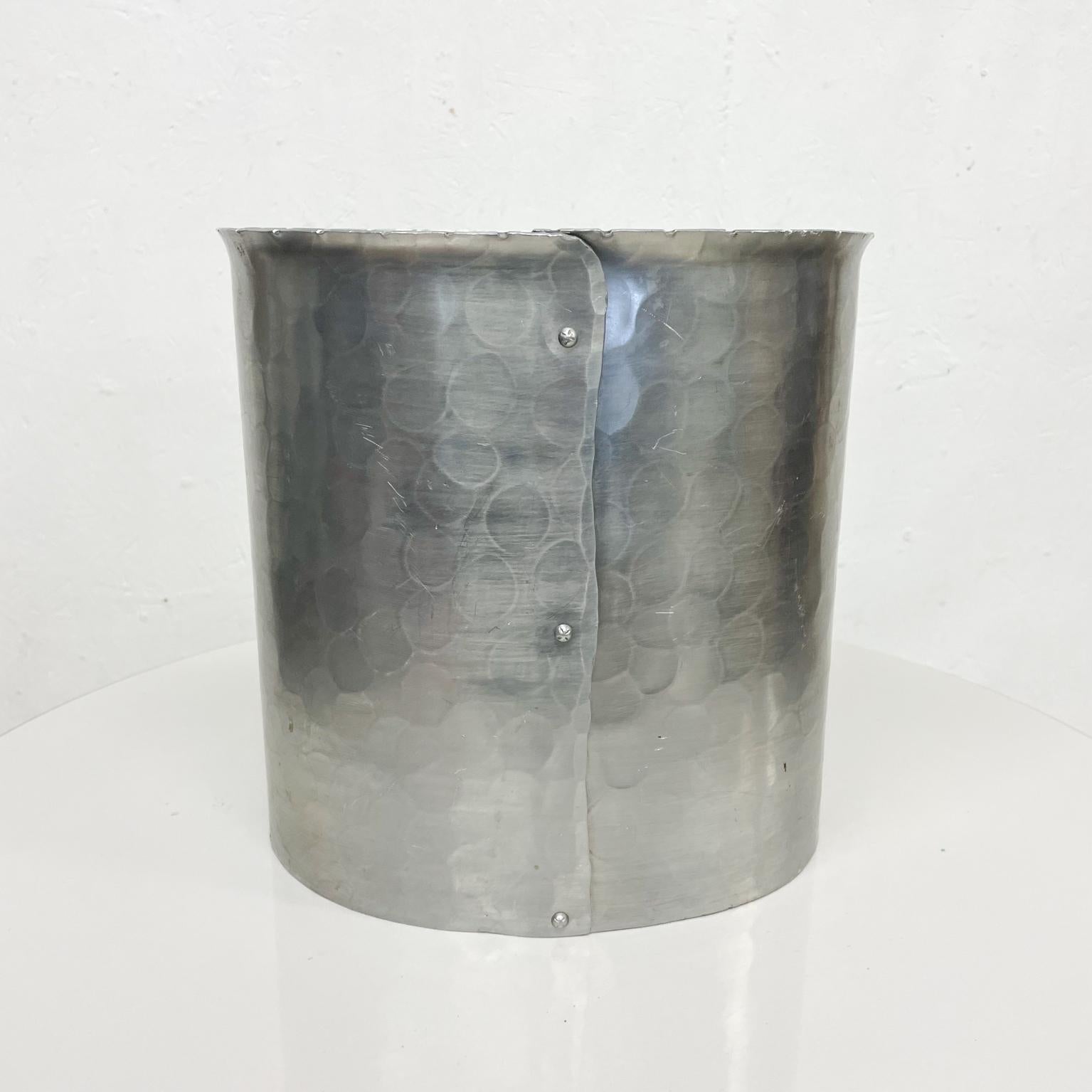 Mid-20th Century 1960s Pretty Oval Waste Basket Hammered Aluminum by Wendell Forge PA