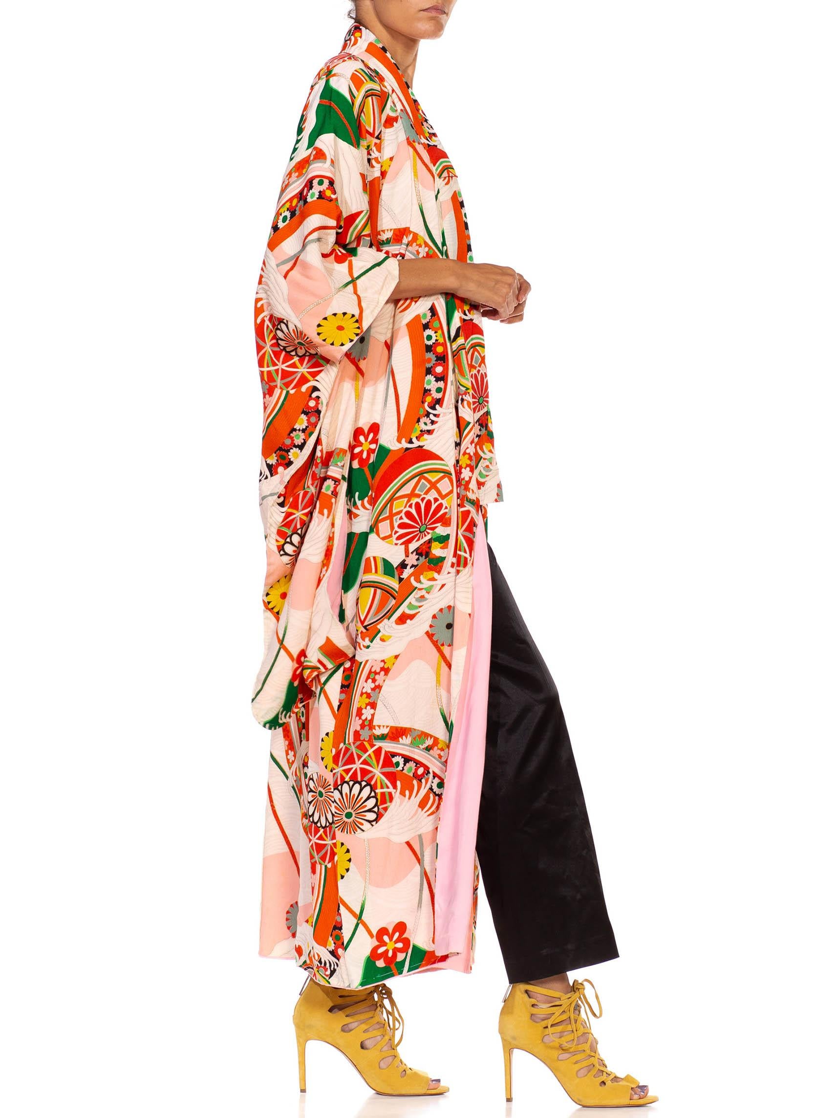 1960er Jahre gedruckt & Pfirsich Seide Frühlingsfest japanischen Kimono im Zustand „Hervorragend“ im Angebot in New York, NY