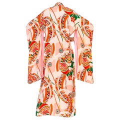 Kimono japonés de fiesta de primavera de seda estampada y melocotón, 1960S