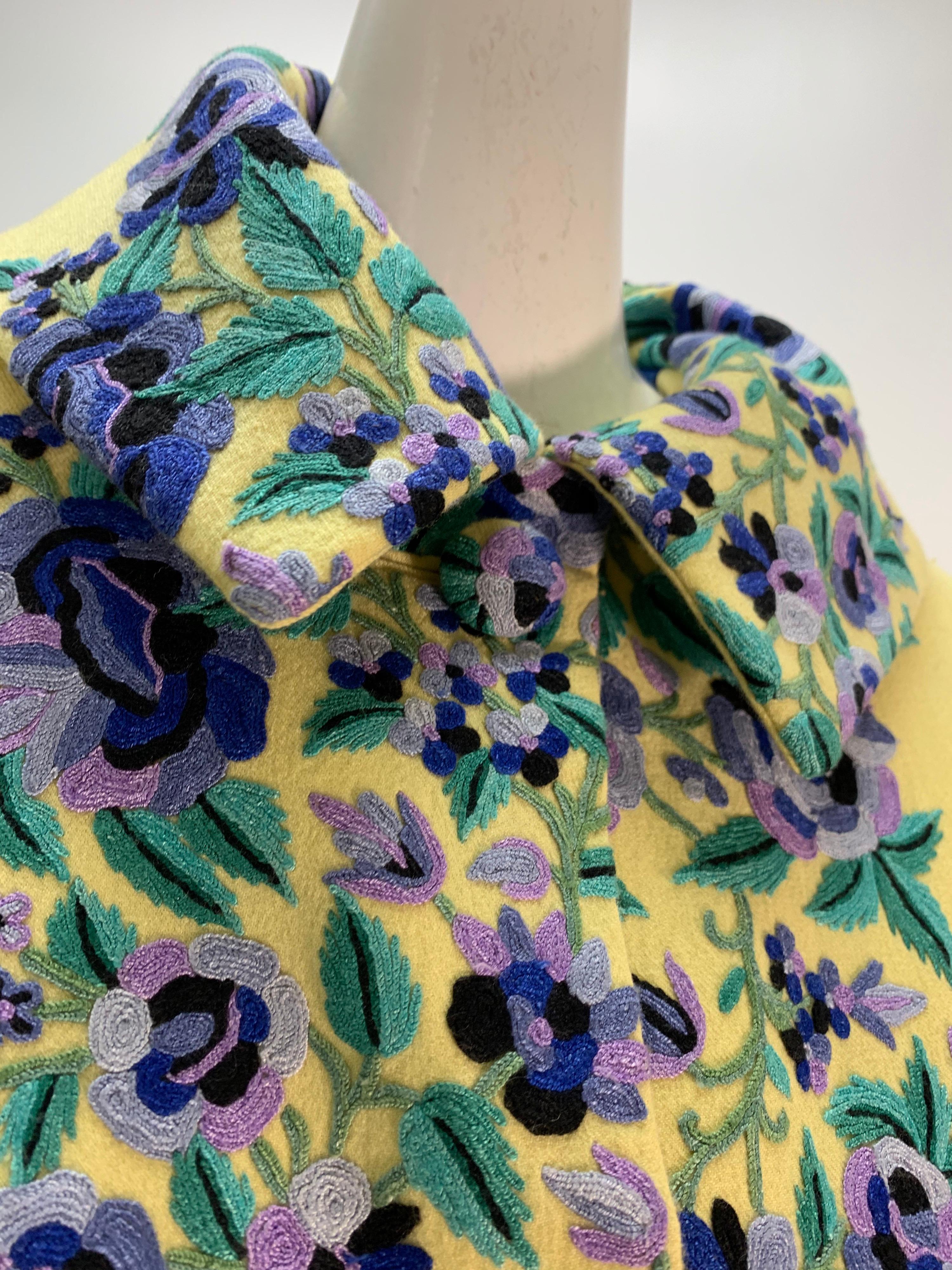 Profils Du Monde - Manteau trapèze en laine citrine avec broderie florale à la barbotine sur le devant, années 1960 en vente 5