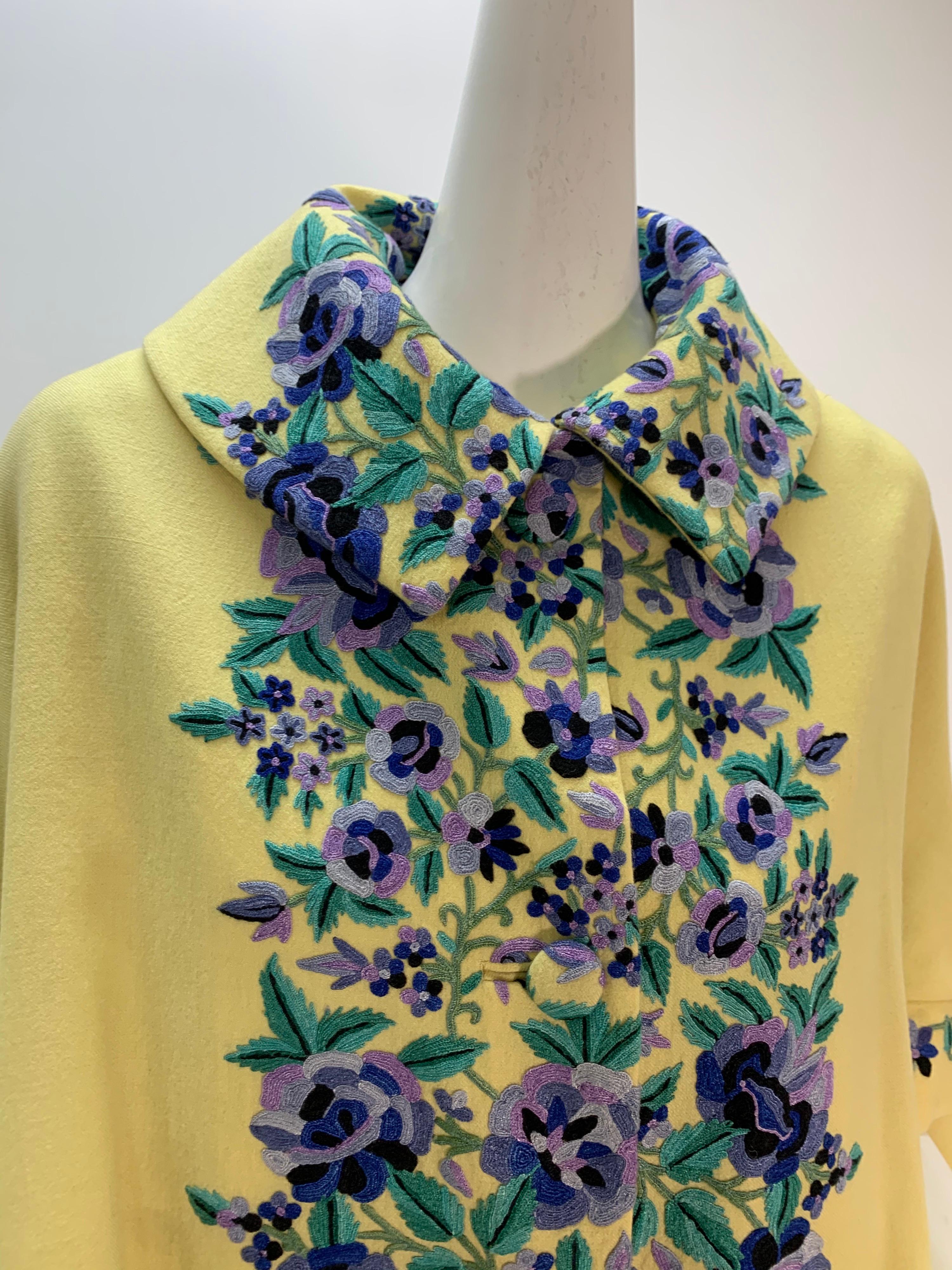 Profils Du Monde - Manteau trapèze en laine citrine avec broderie florale à la barbotine sur le devant, années 1960 en vente 10
