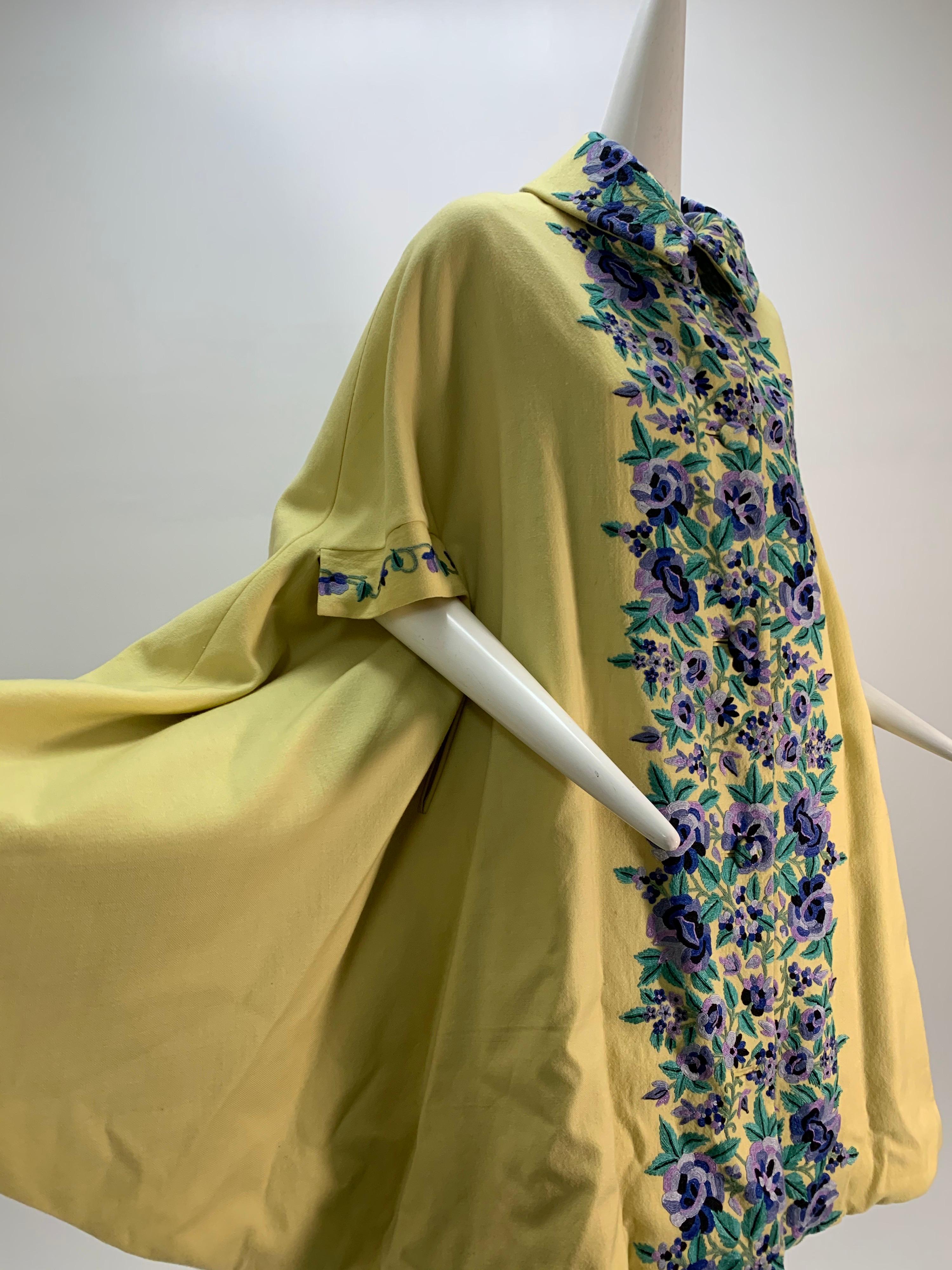 Profils Du Monde - Manteau trapèze en laine citrine avec broderie florale à la barbotine sur le devant, années 1960 Pour femmes en vente