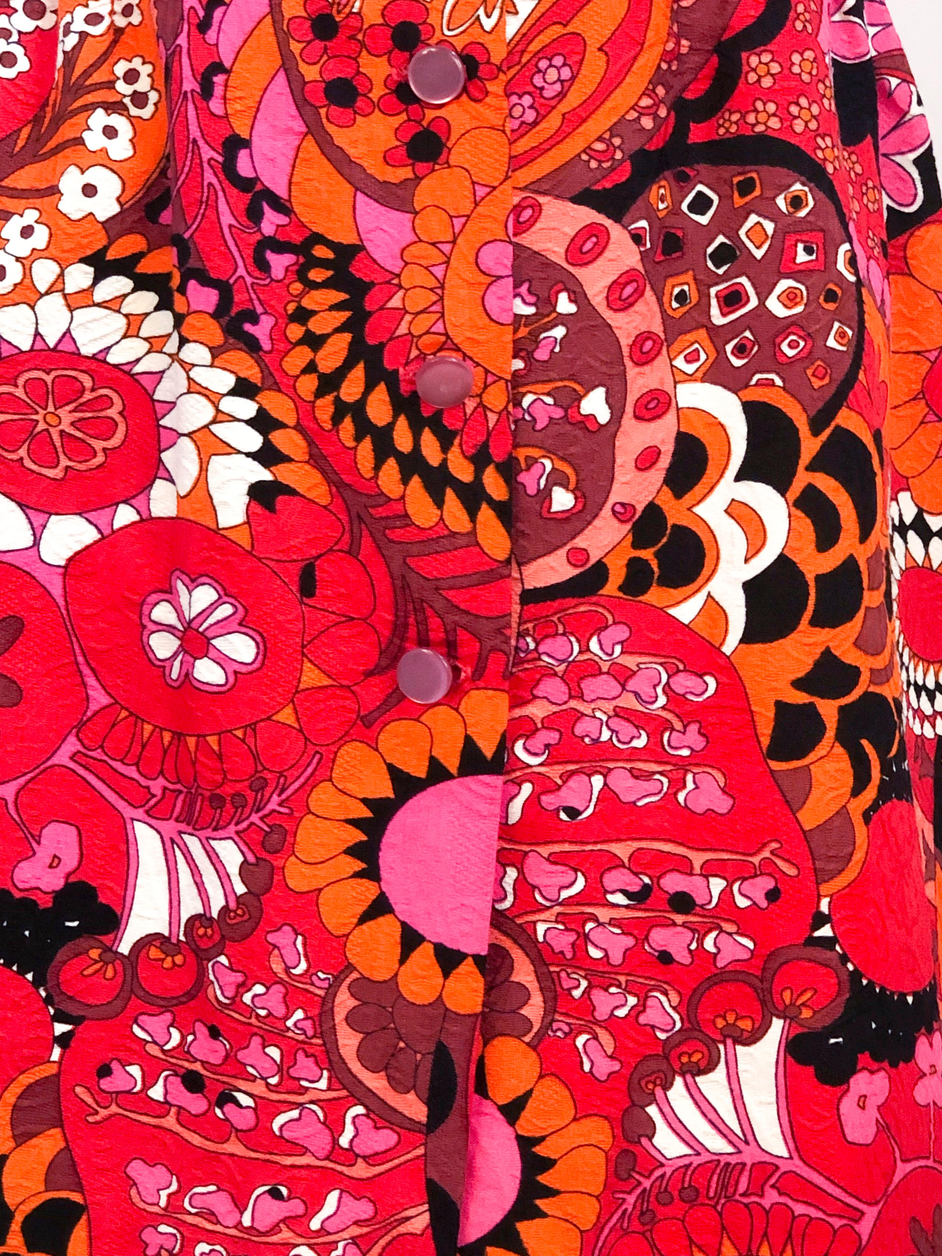 Maillot de bain/soleil imprimé psychédélique de la fin des années 1960 avec des roses, rouges et oranges néon sur un textile jacquard en polyester. Ce maillot de bain/couverture comporte un soutien-gorge intégré pour plus de structure et une