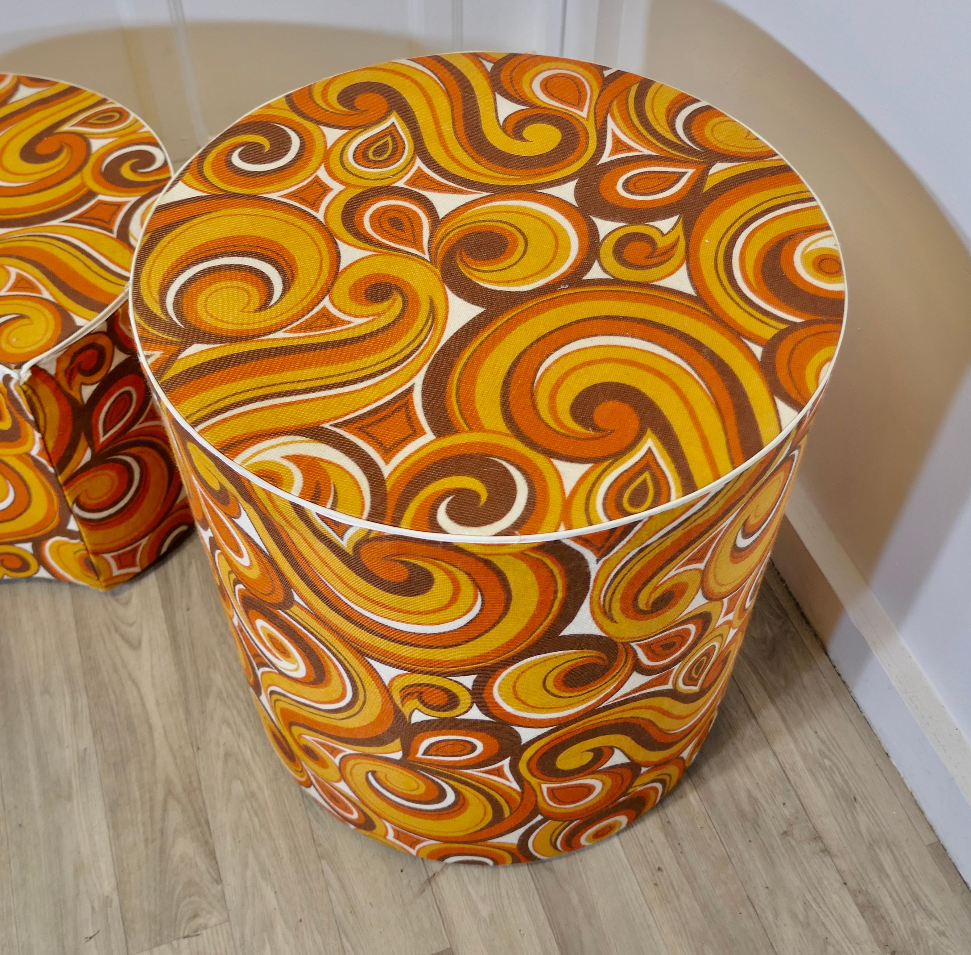 Tissu 1960s Psychedelic Retro Paisley Print, Table with Seat en vente