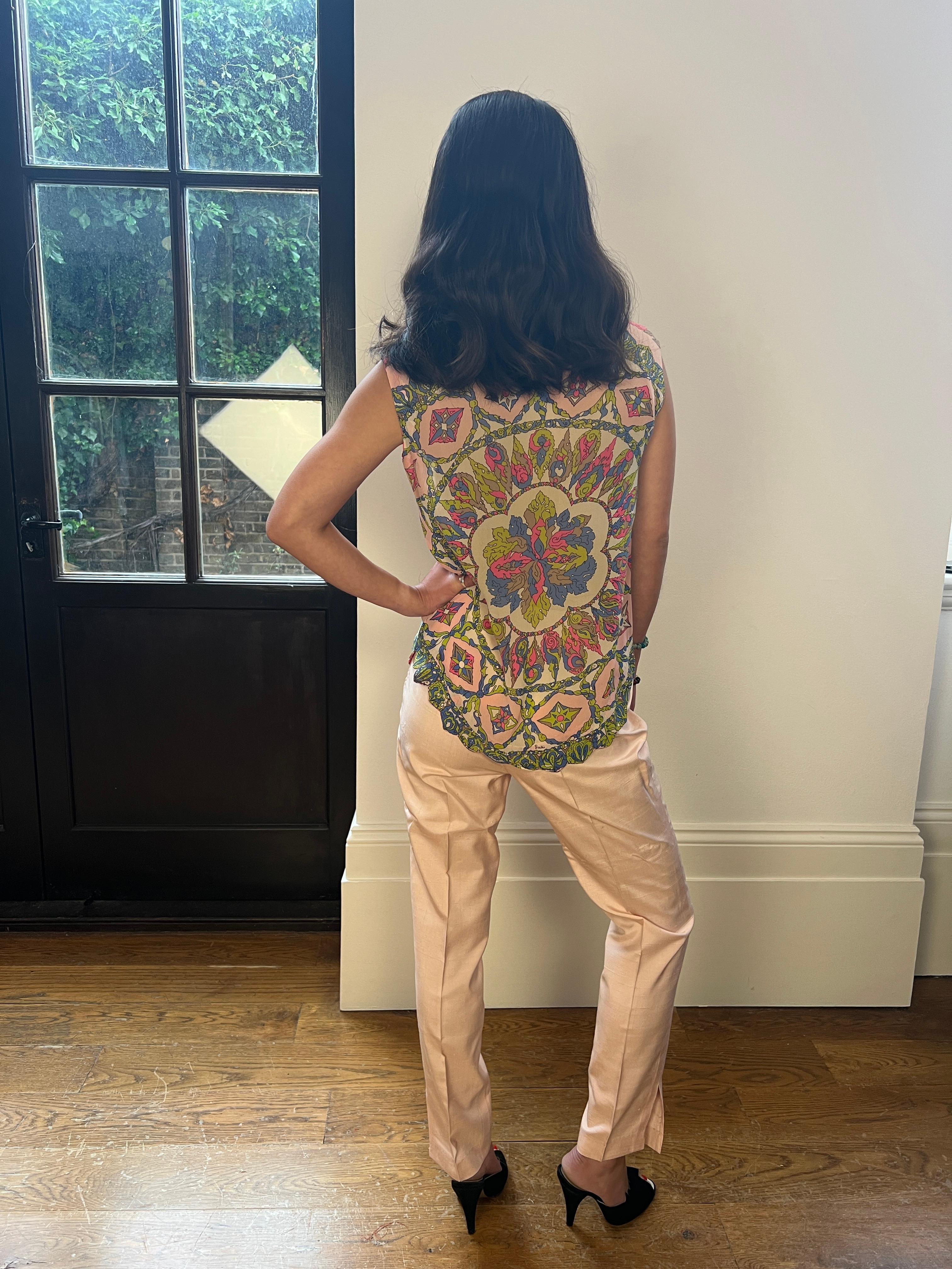 1960s Pucci Silk Pink Trouser Set With Rosette Print en vente 2