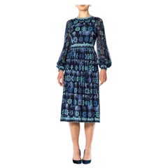 Robe et couture des années 1960 en jersey de soie bleu mélangé avec manches en mousseline