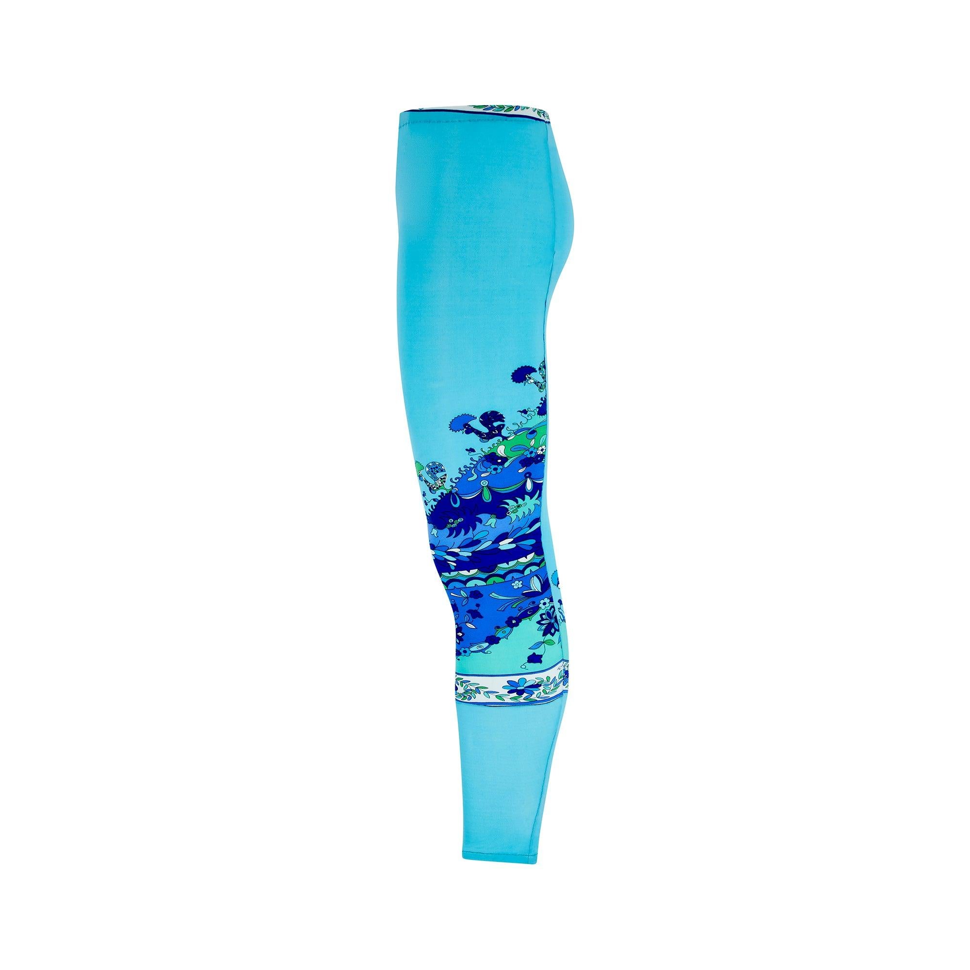 Diese Pucci-Leggings aus den späten 1960er Jahren sind so lebendig wie an dem Tag, an dem sie gemacht wurden. In auffälligem Türkisblau mit dem charakteristischen psychedelischen Pucci-Print mit Blumen in Lila-, Blau- und Grüntönen, die an den