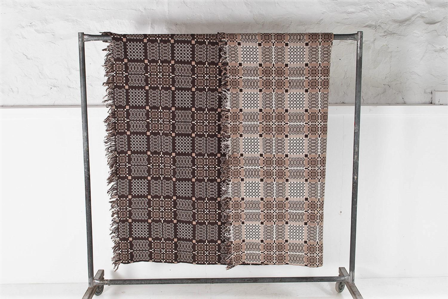 1960s Pure Welsh Wool Tapestry Blanket in a Dark Brown and Cream Colourway In Good Condition In Llanbrynmair, GB