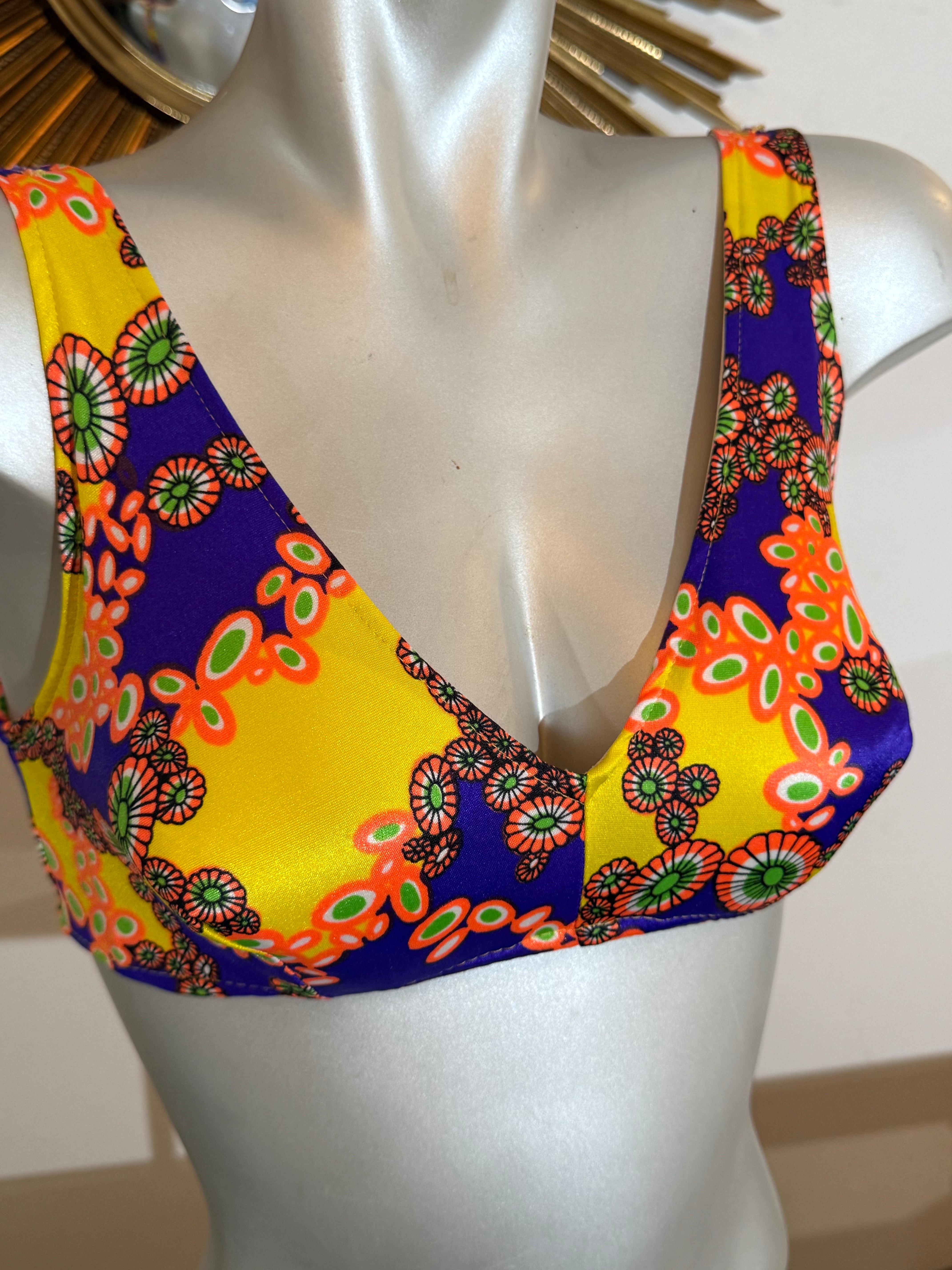 1960s Purple Yellow & Orange Psychedelic Mod Paisley Print Bikini Swim Top :  Un soutien-gorge de bikini ludique des années 60 avec un bonnet en forme de cône. Crochets à l'arrière. Taille 6 (36 de tour de poitrine)