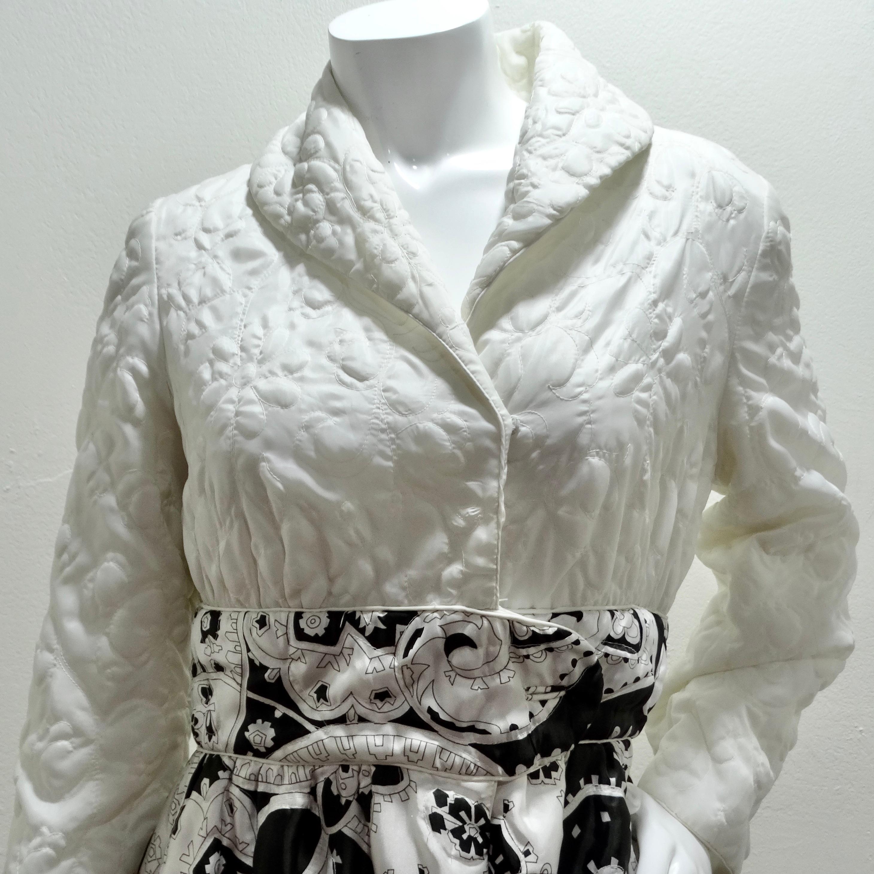 Voici le superbe peignoir matelassé noir et blanc des années 1960, une pièce polyvalente et accrocheuse qui respire le charme et l'élégance vintage. Réalisée avec une attention méticuleuse aux détails, cette longue veste/robe matelassée présente un