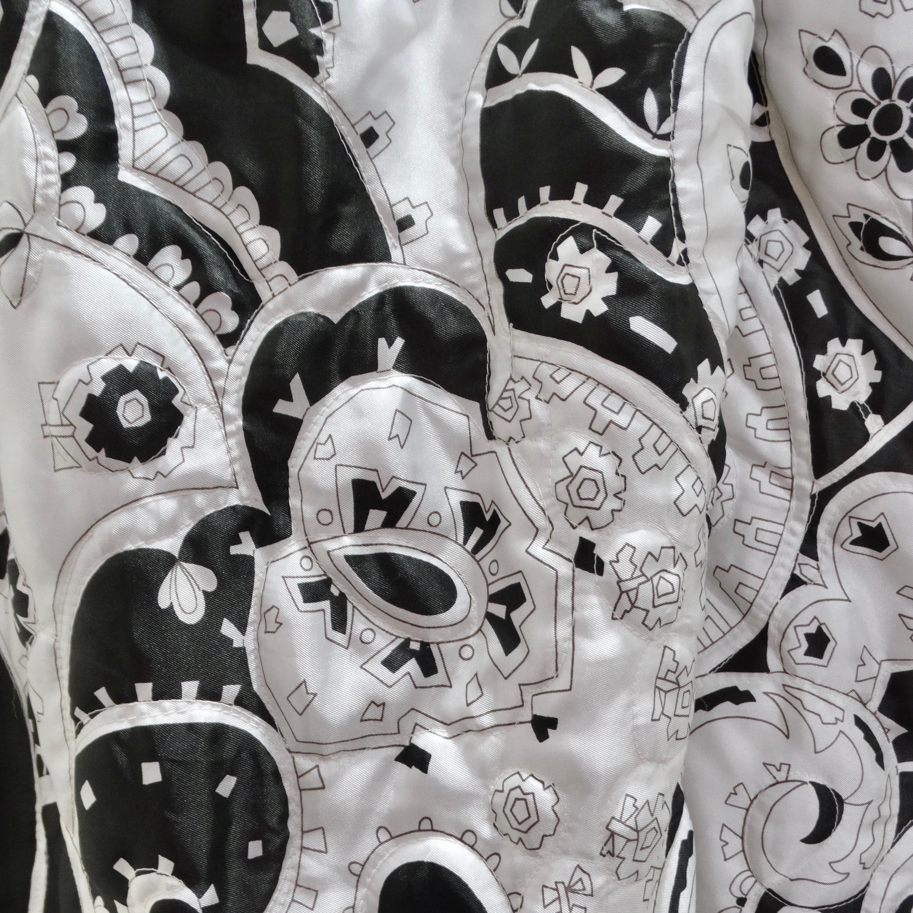 1960s Quilted Black & White Robe In Excellent Condition For Sale In Scottsdale, AZ