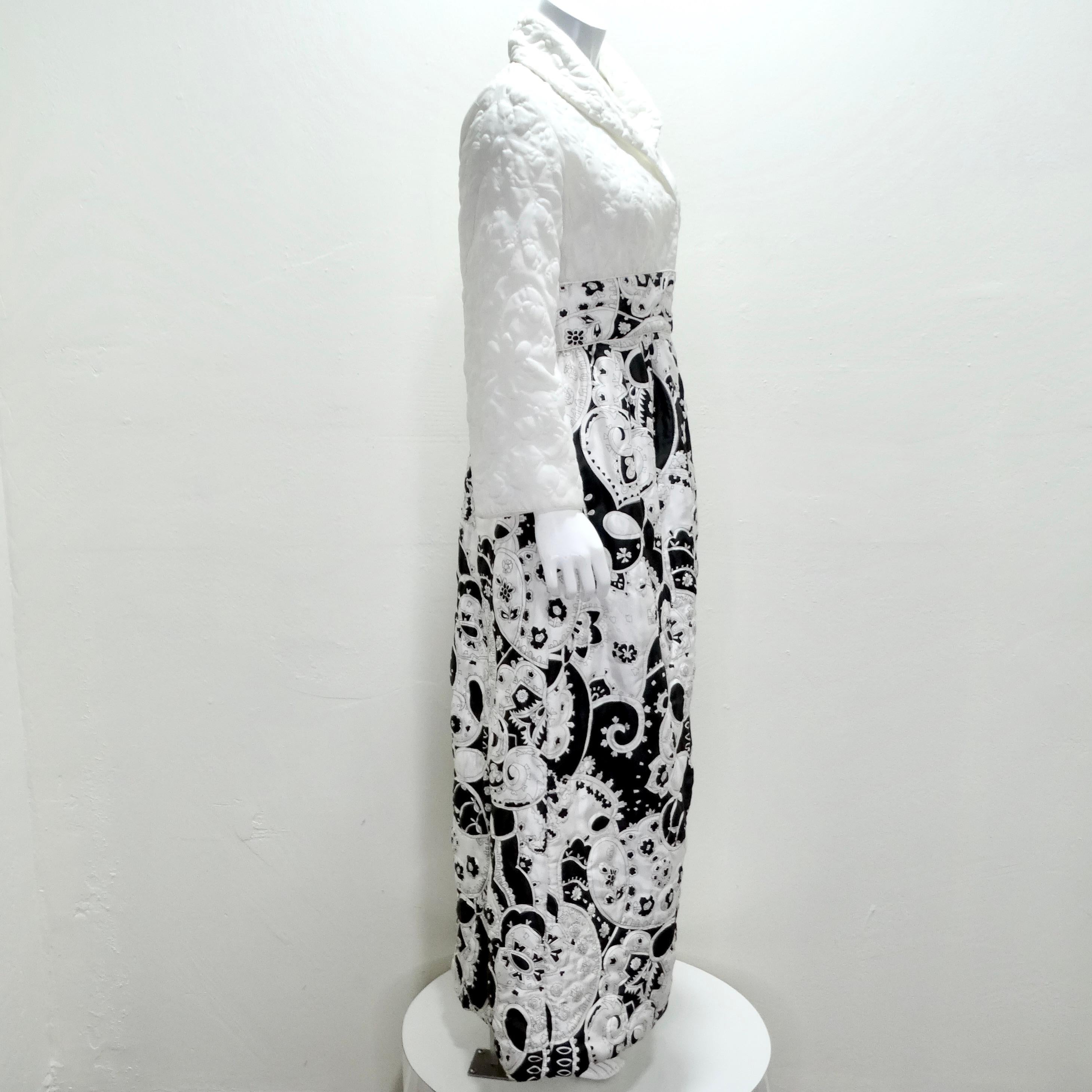 1960er Jahre Gesteppte schwarz-weiße Robe im Angebot 1