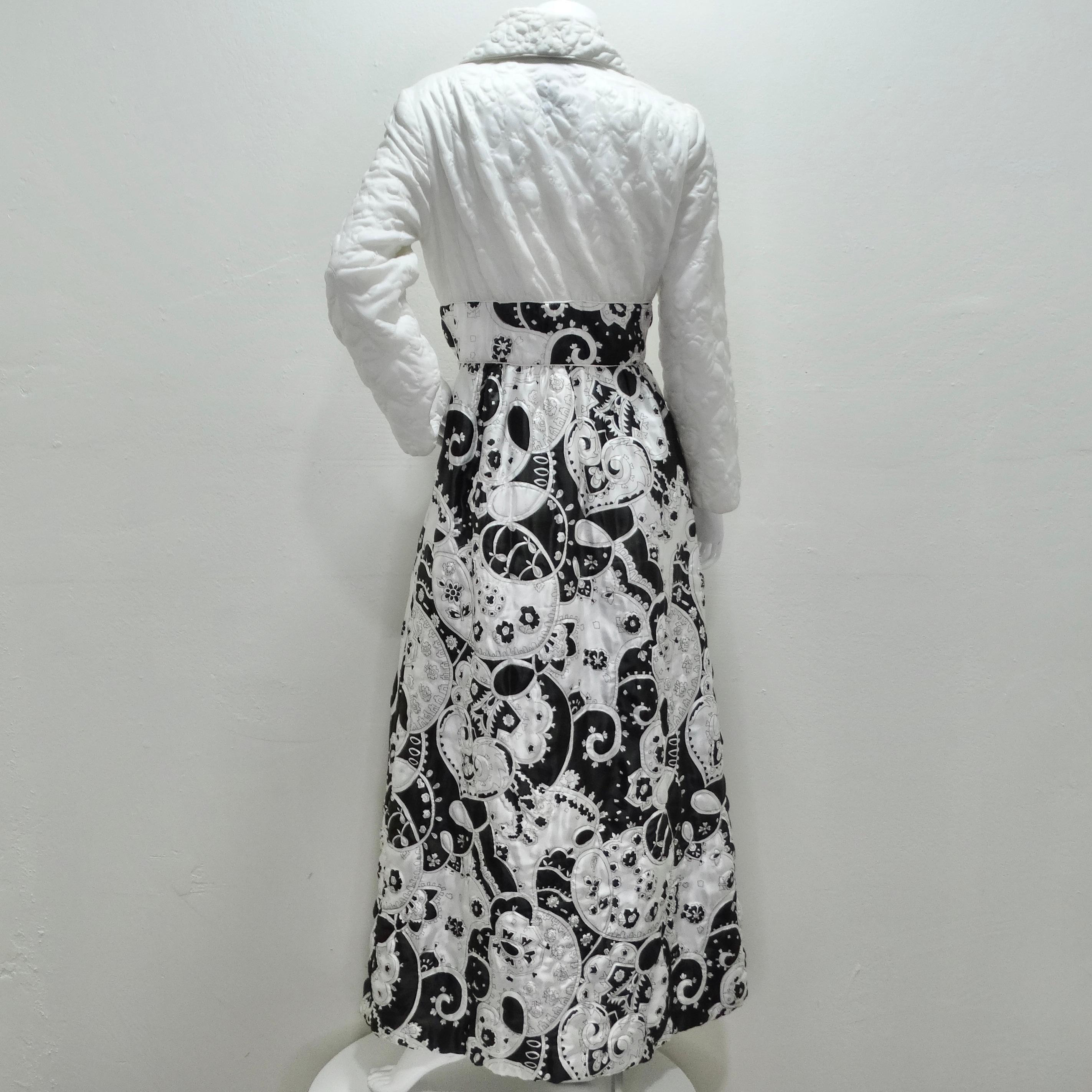 1960er Jahre Gesteppte schwarz-weiße Robe im Angebot 2
