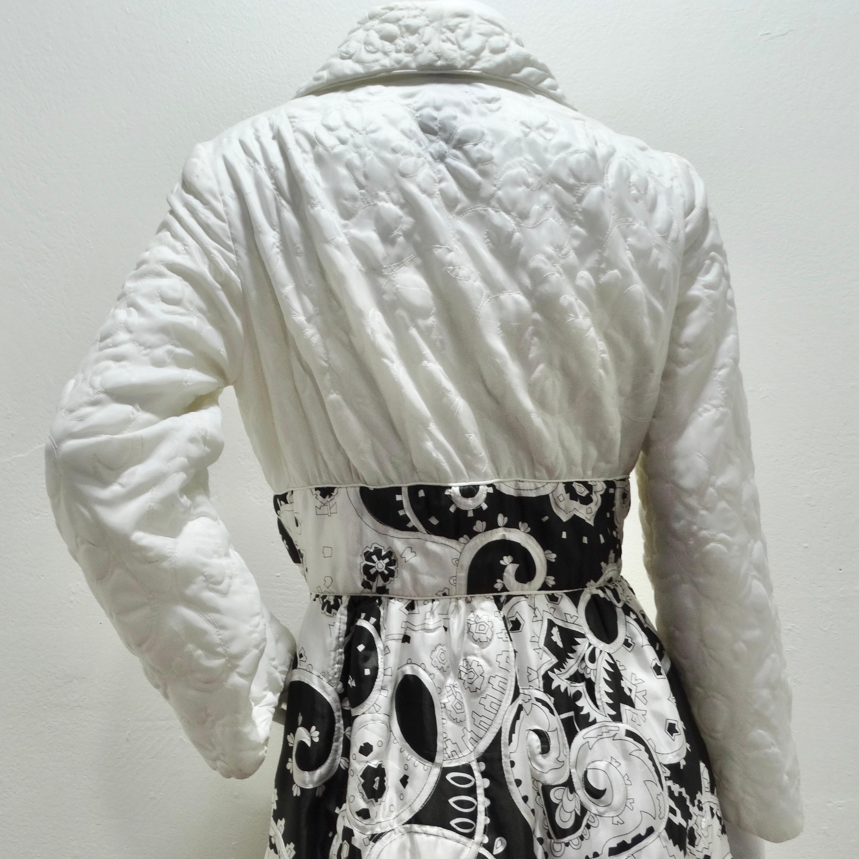 1960er Jahre Gesteppte schwarz-weiße Robe im Angebot 3