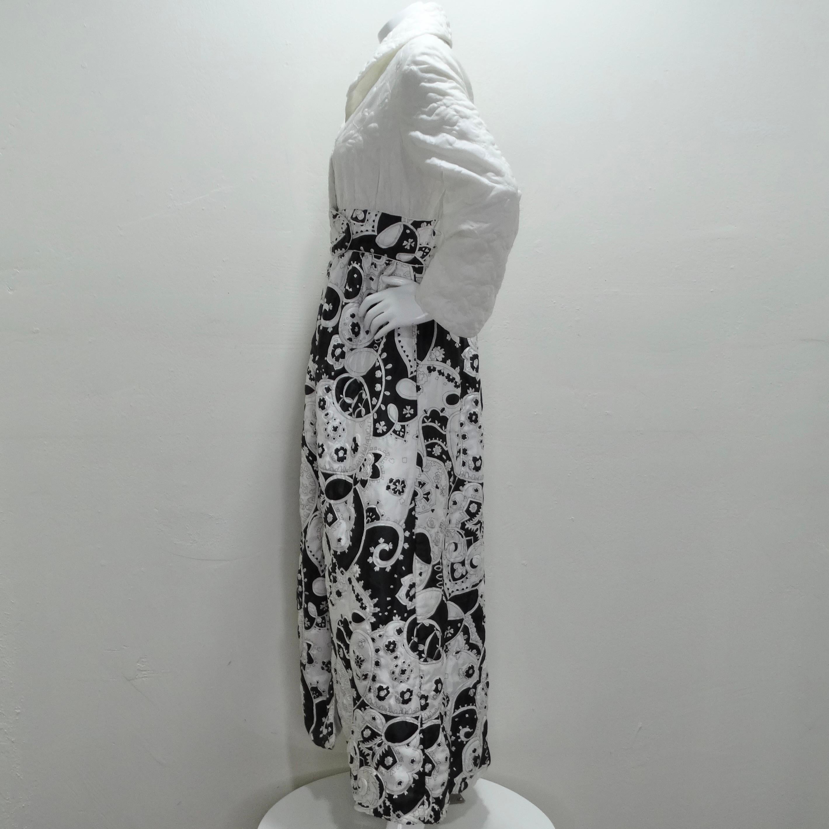 1960er Jahre Gesteppte schwarz-weiße Robe im Angebot 4