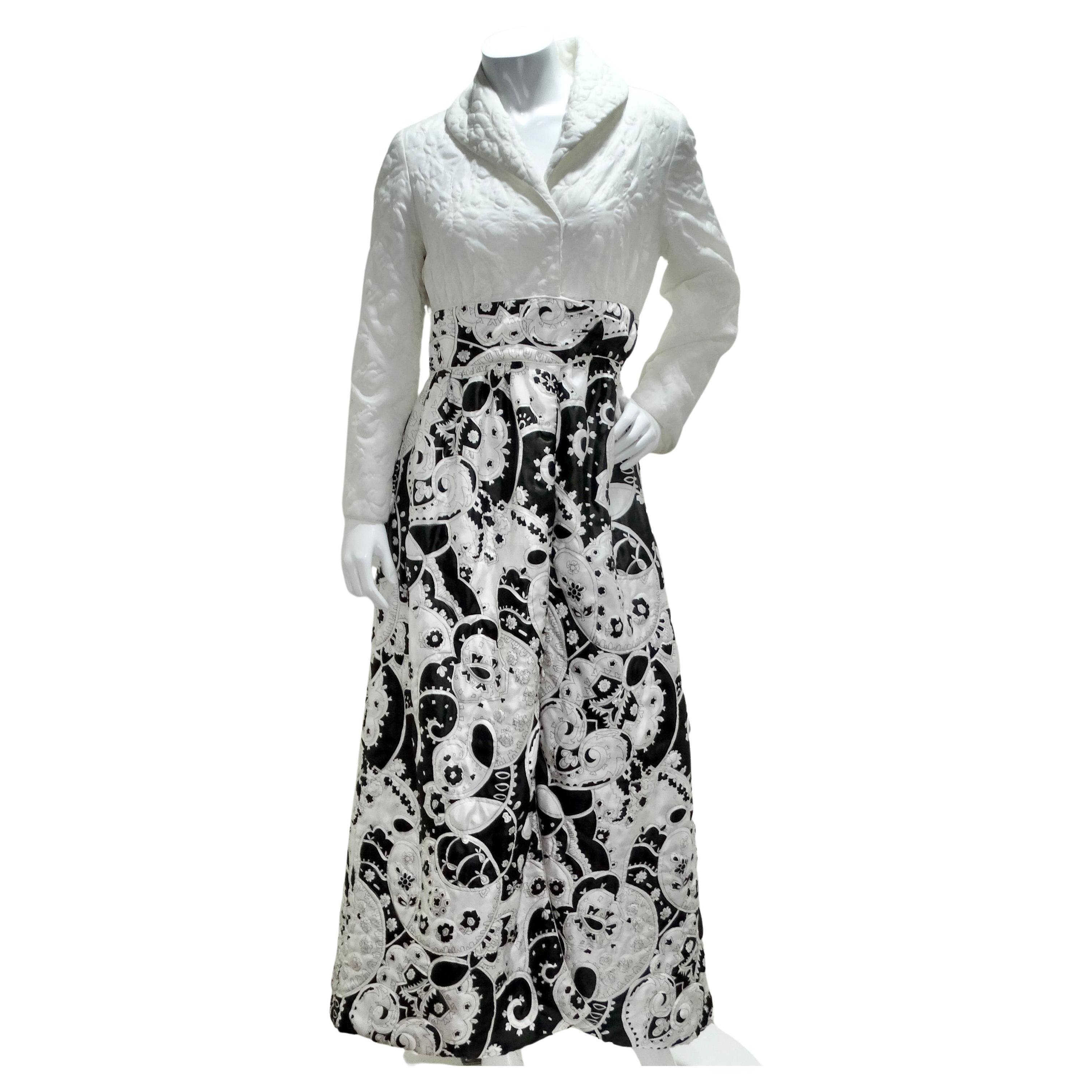 1960er Jahre Gesteppte schwarz-weiße Robe im Angebot