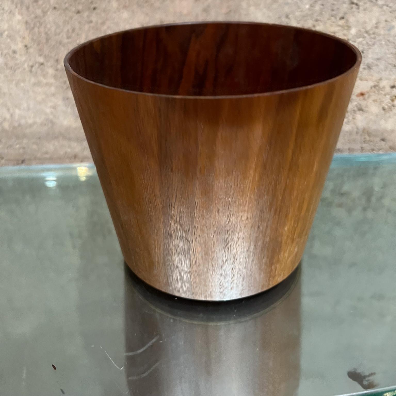 AMBIANIC presents
1960s Rainbow Servex of Sweden teak bent plywood nut bowl
interior slot for utensil cracker holder.
shows beautiful wood grain.
6x diameter (top) x 5 height
Original unrestored good vintage preowned condition.
Review images