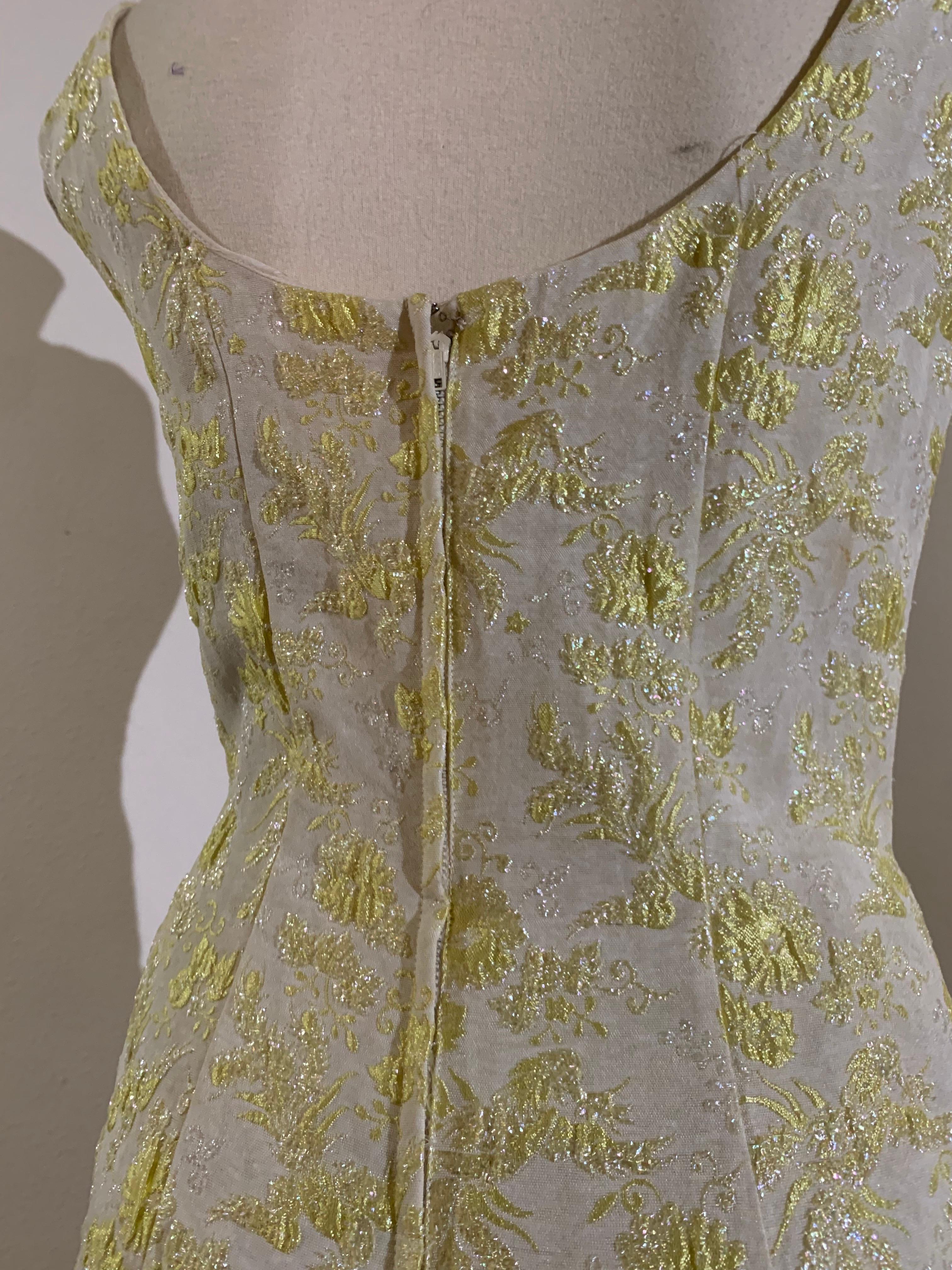 1960 Rappi Giallo pallido, broccato floreale, tubino aderente con orlo a balze in vendita 8