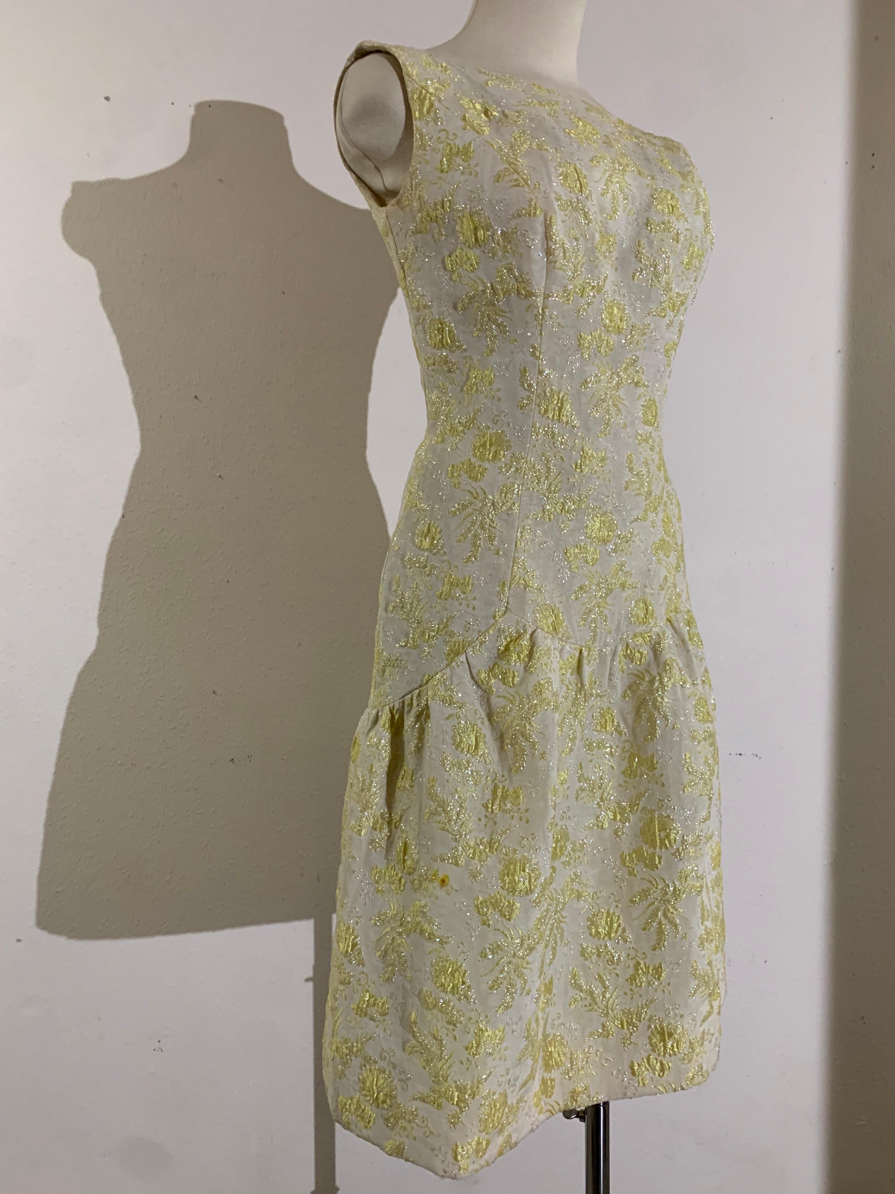 1960 Rappi - Vestito a tubino aderente in broccato floreale giallo pallido con orlo a balze: Senza maniche, completamente foderato. Broccato bianco metallizzato con sottili fiori color citrino. Si adatta a metà coscia, come una corsetta, con un orlo