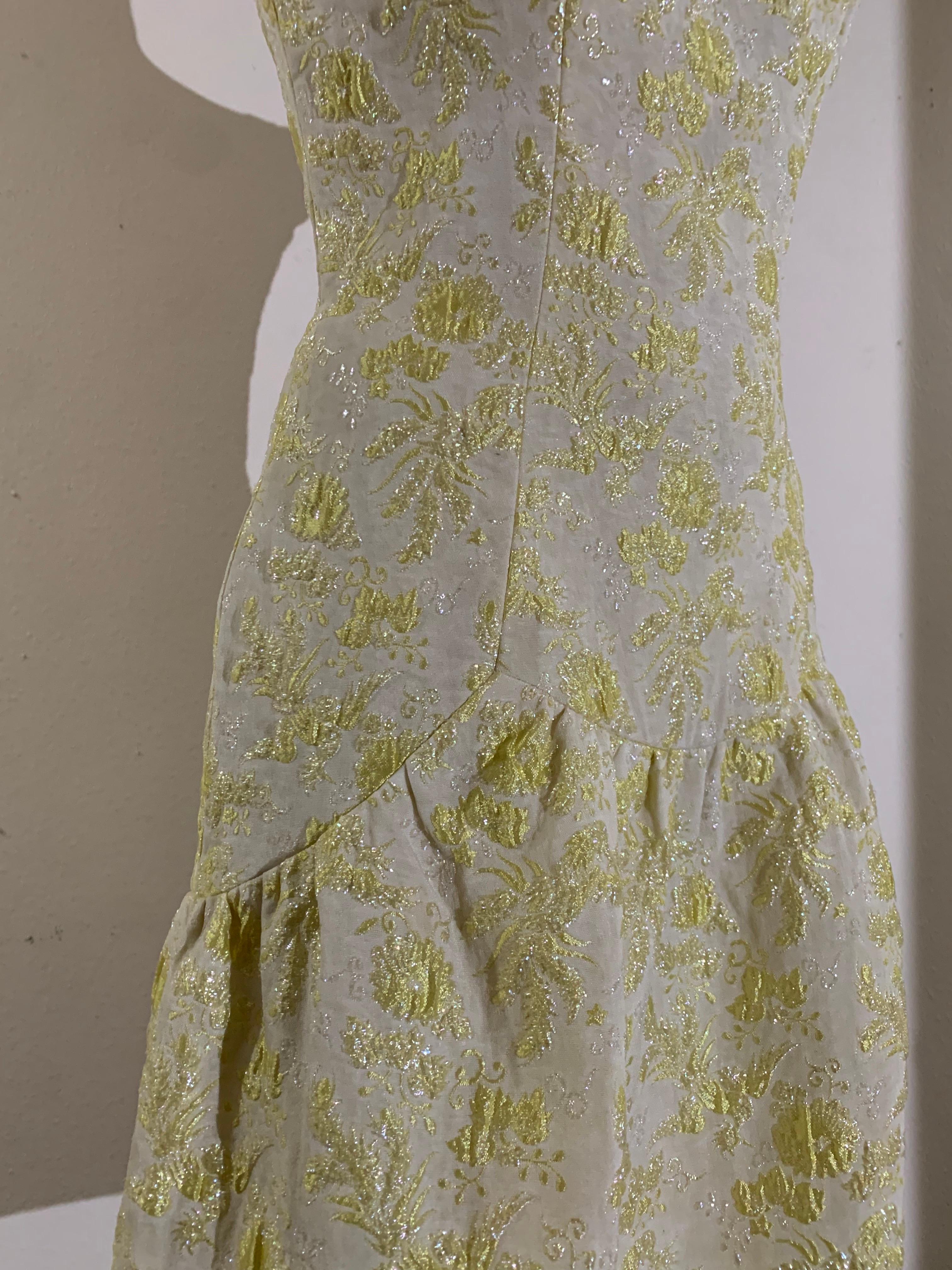 1960 Rappi Giallo pallido, broccato floreale, tubino aderente con orlo a balze In condizioni ottime in vendita a Gresham, OR