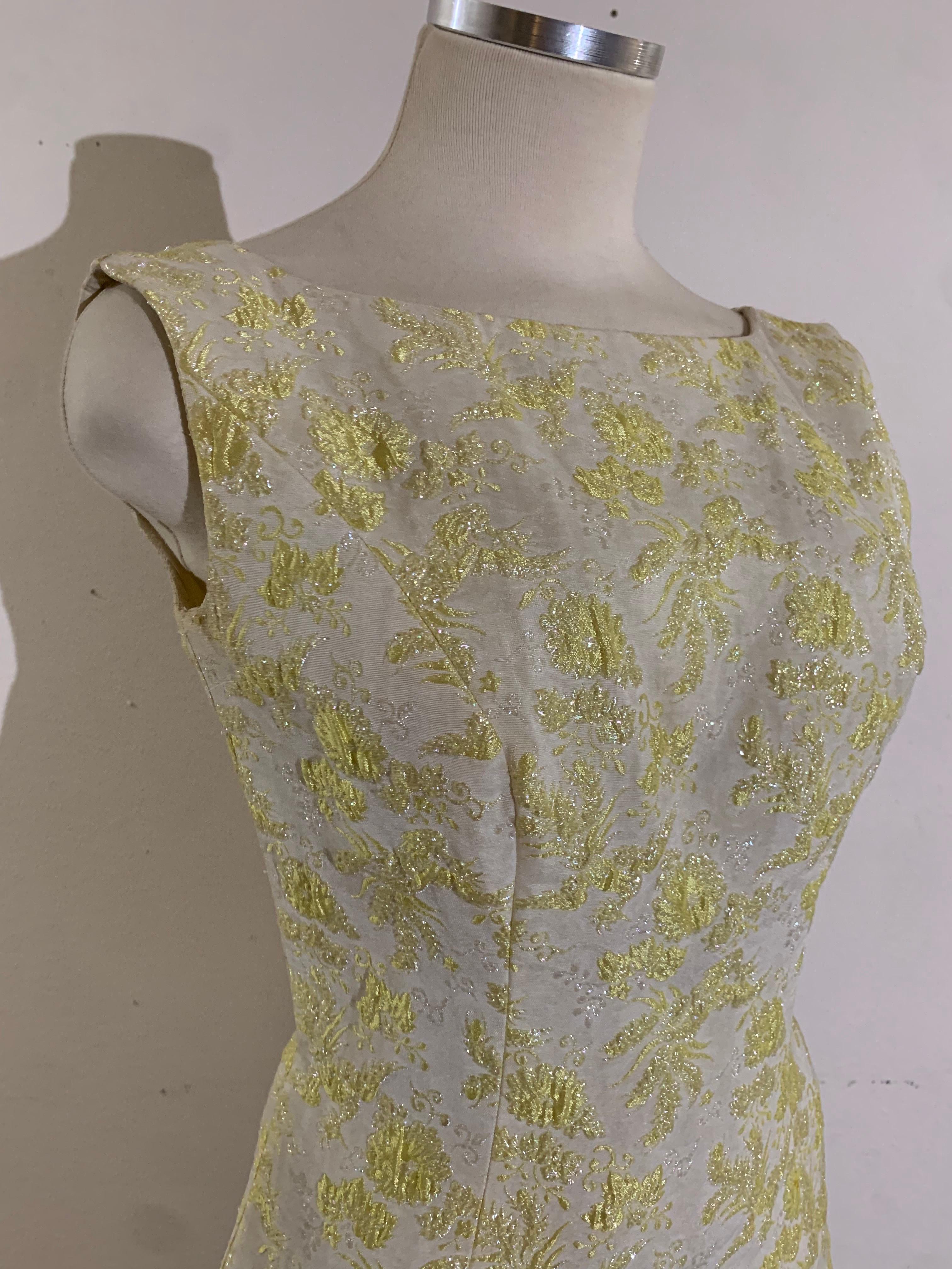 1960 Rappi Giallo pallido, broccato floreale, tubino aderente con orlo a balze in vendita 1