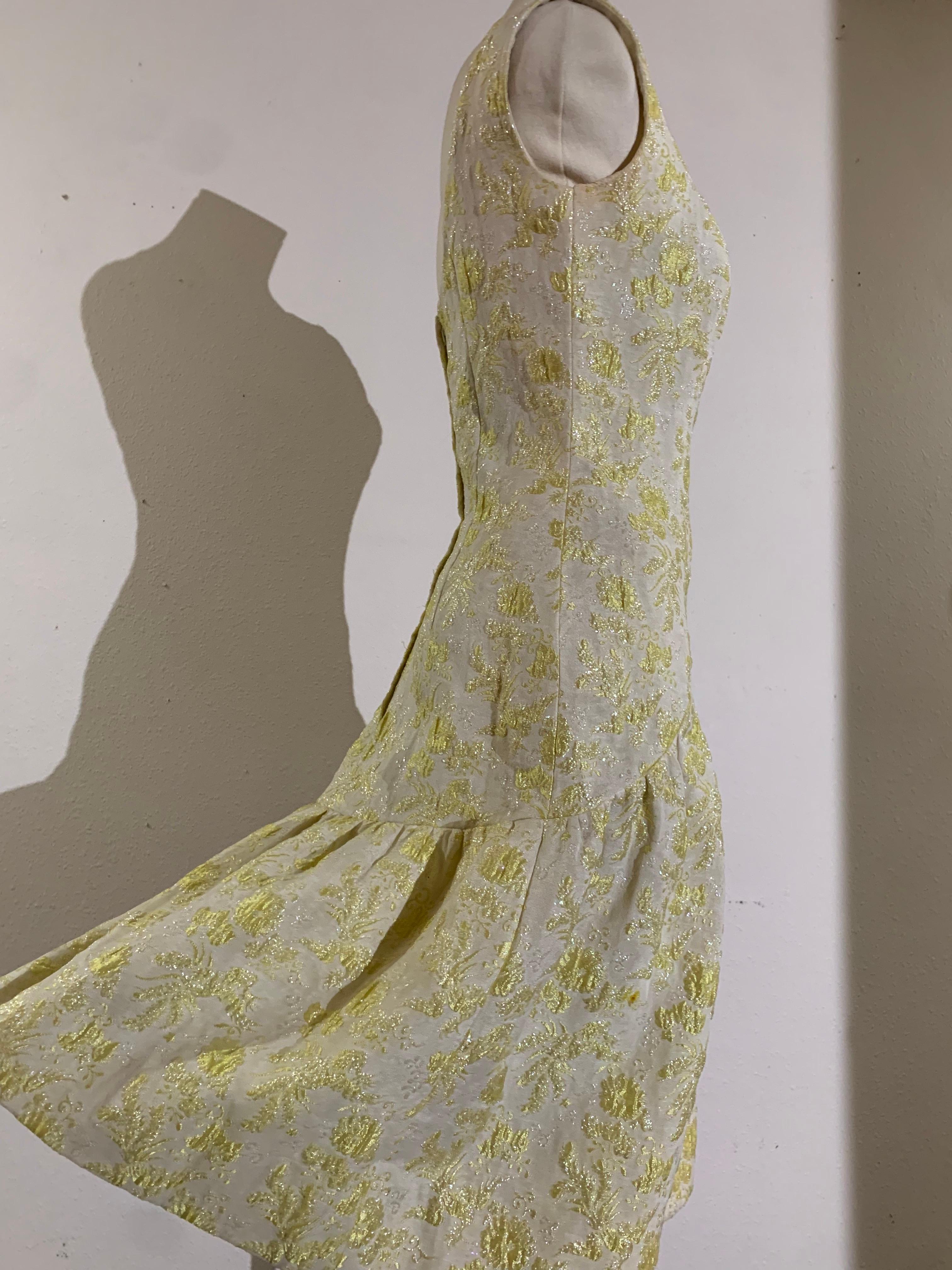 1960 Rappi Giallo pallido, broccato floreale, tubino aderente con orlo a balze in vendita 2