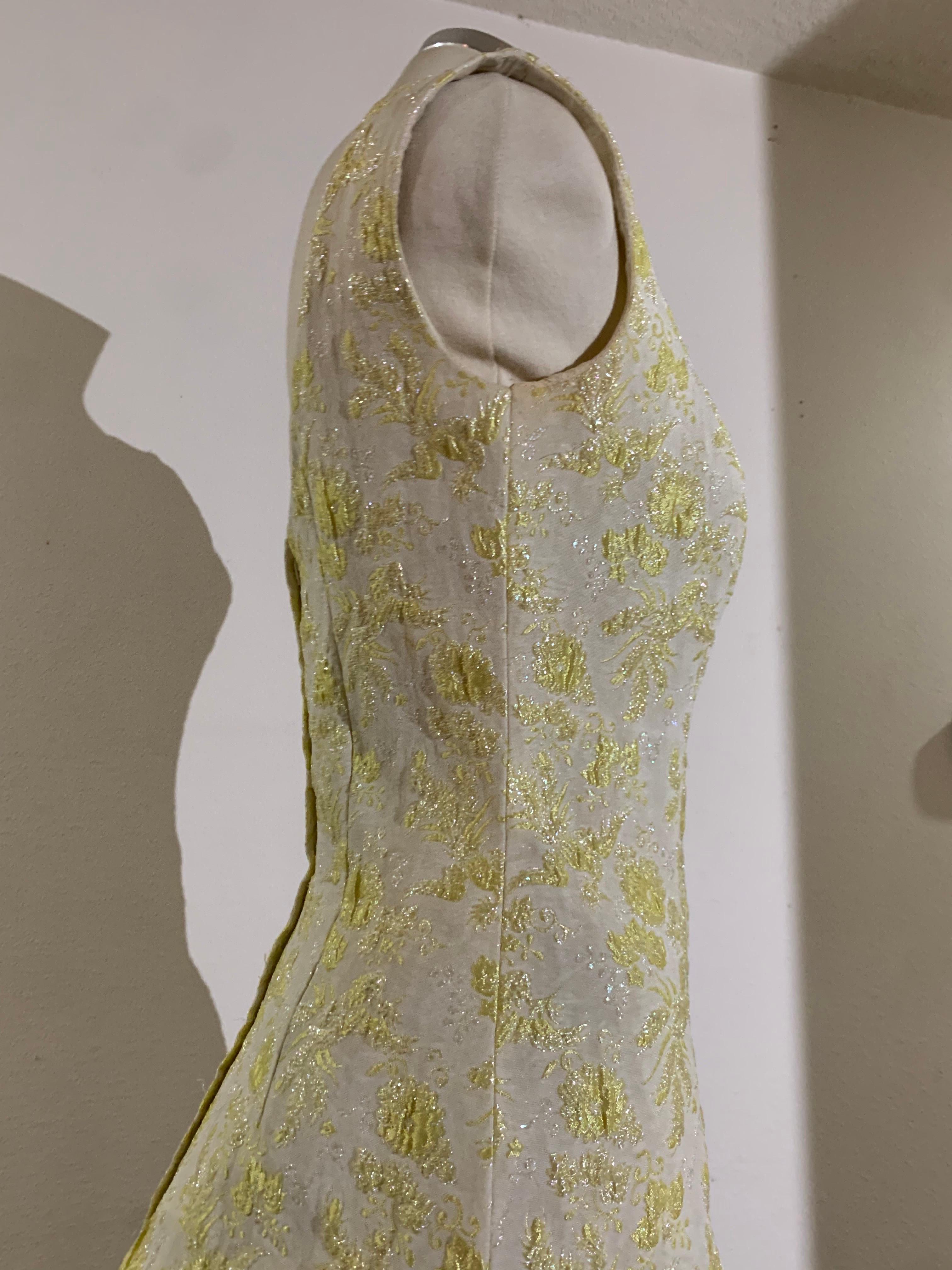 1960 Rappi Giallo pallido, broccato floreale, tubino aderente con orlo a balze in vendita 3