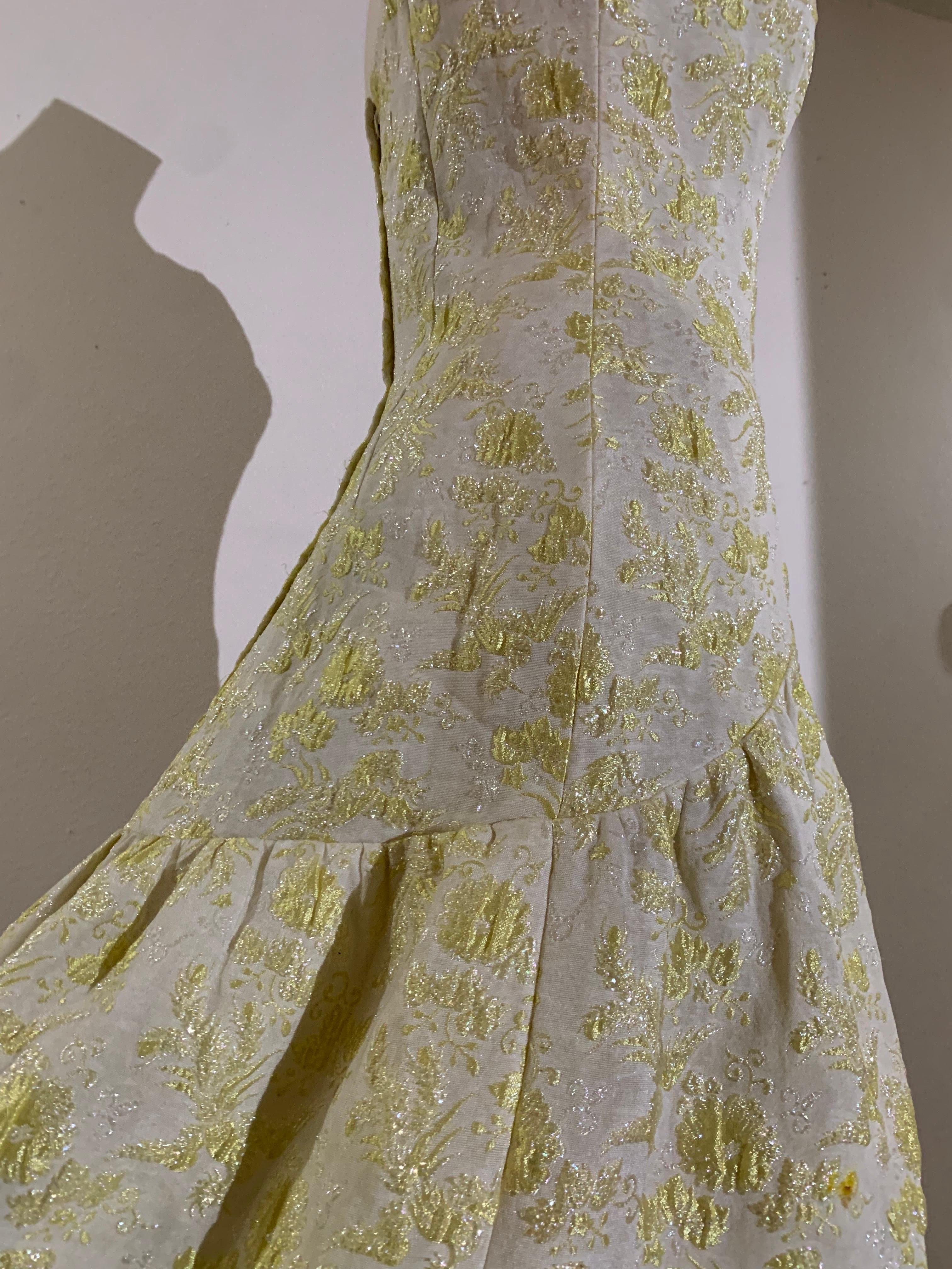 1960 Rappi Giallo pallido, broccato floreale, tubino aderente con orlo a balze in vendita 4
