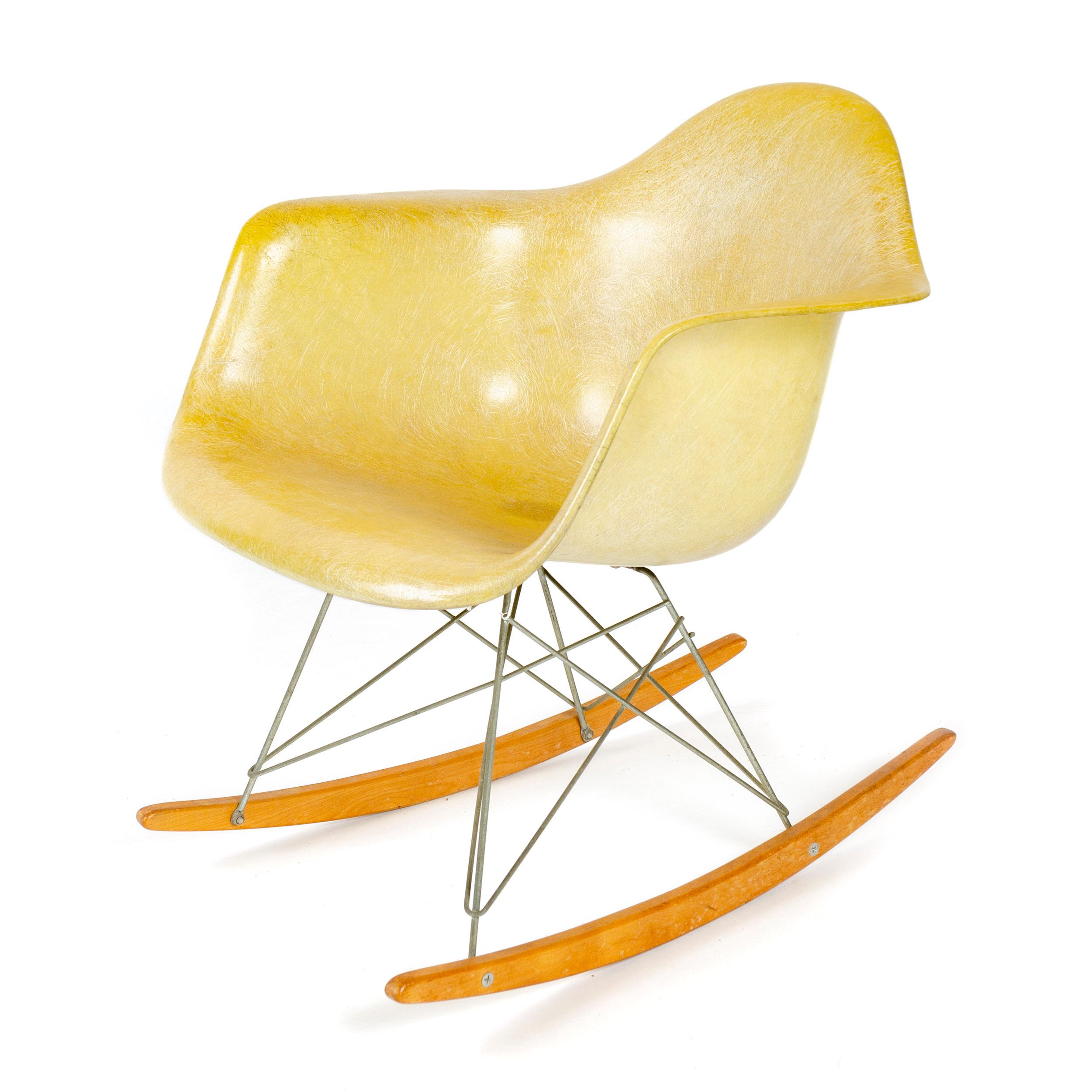 Un primo esempio dell'iconica sedia a dondolo RAR con un sedile in fibra di vetro stampato e bordato di corda con grandi supporti per gli urti, realizzato da Zenith Plastics per Herman Miller, su montanti d'acciaio incrociati attaccati a guide di