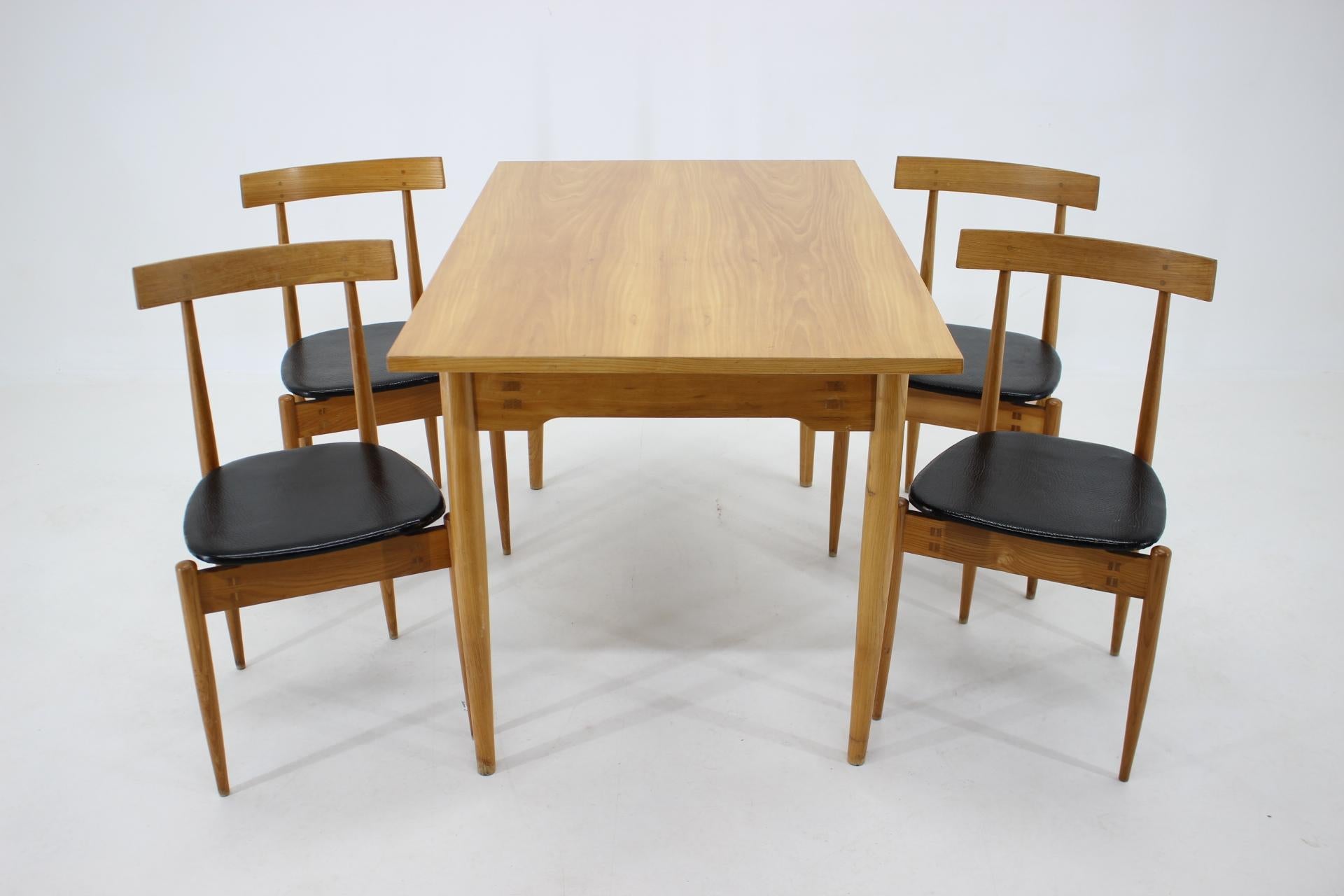 - Bon état d'origine avec quelques signes d'utilisation 
- Sellerie en cuir en bon état avec quelques signes d'utilisation 
- Dimensions de la table : H:74 L:121 P:77
- Chaise - hauteur du siège 43 cm.