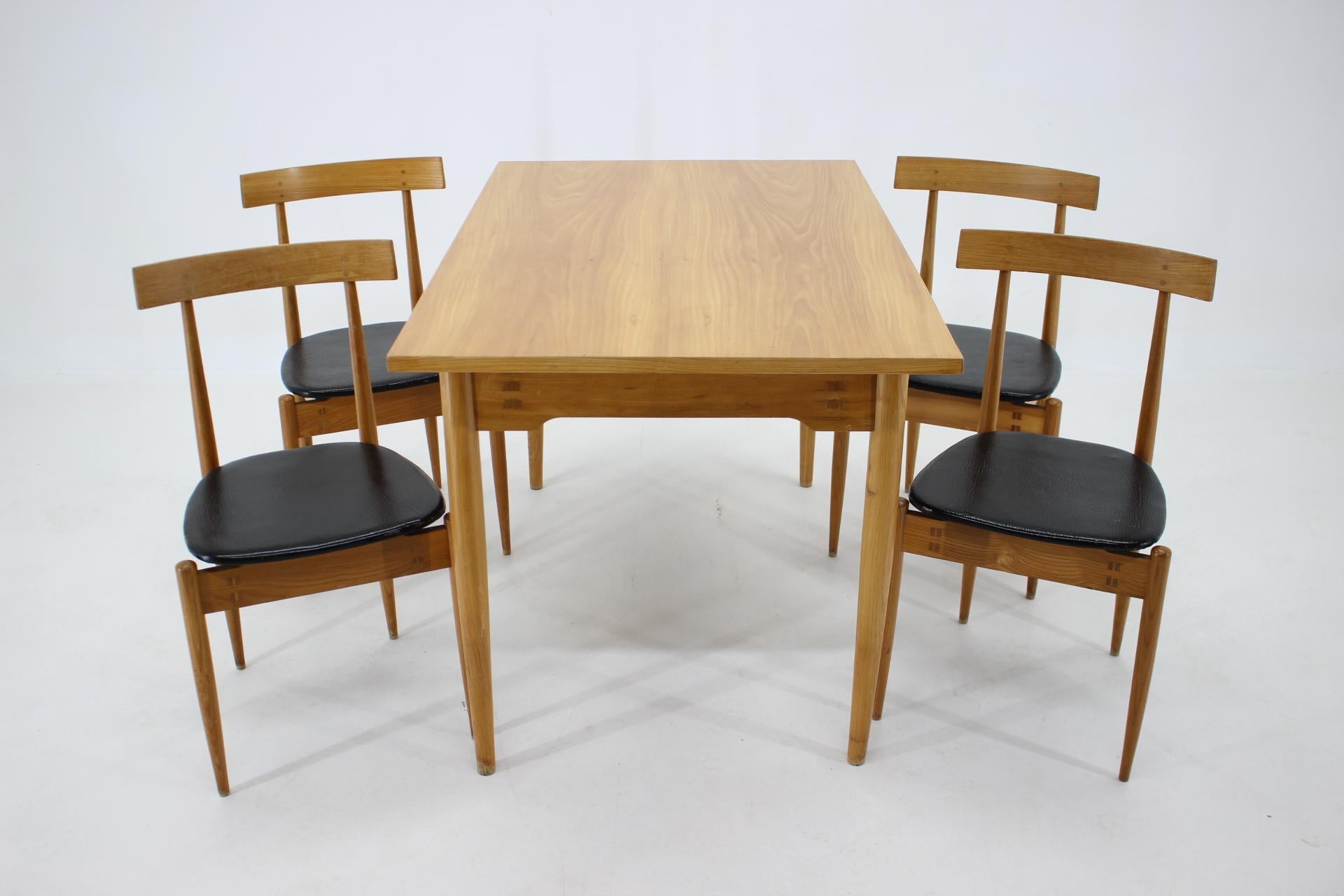 - Bon état d'origine avec quelques signes d'utilisation 
- Sellerie en cuir en bon état avec quelques signes d'utilisation. 
- Dimensions de la table : H : 74 L : 121 P : 77 cm