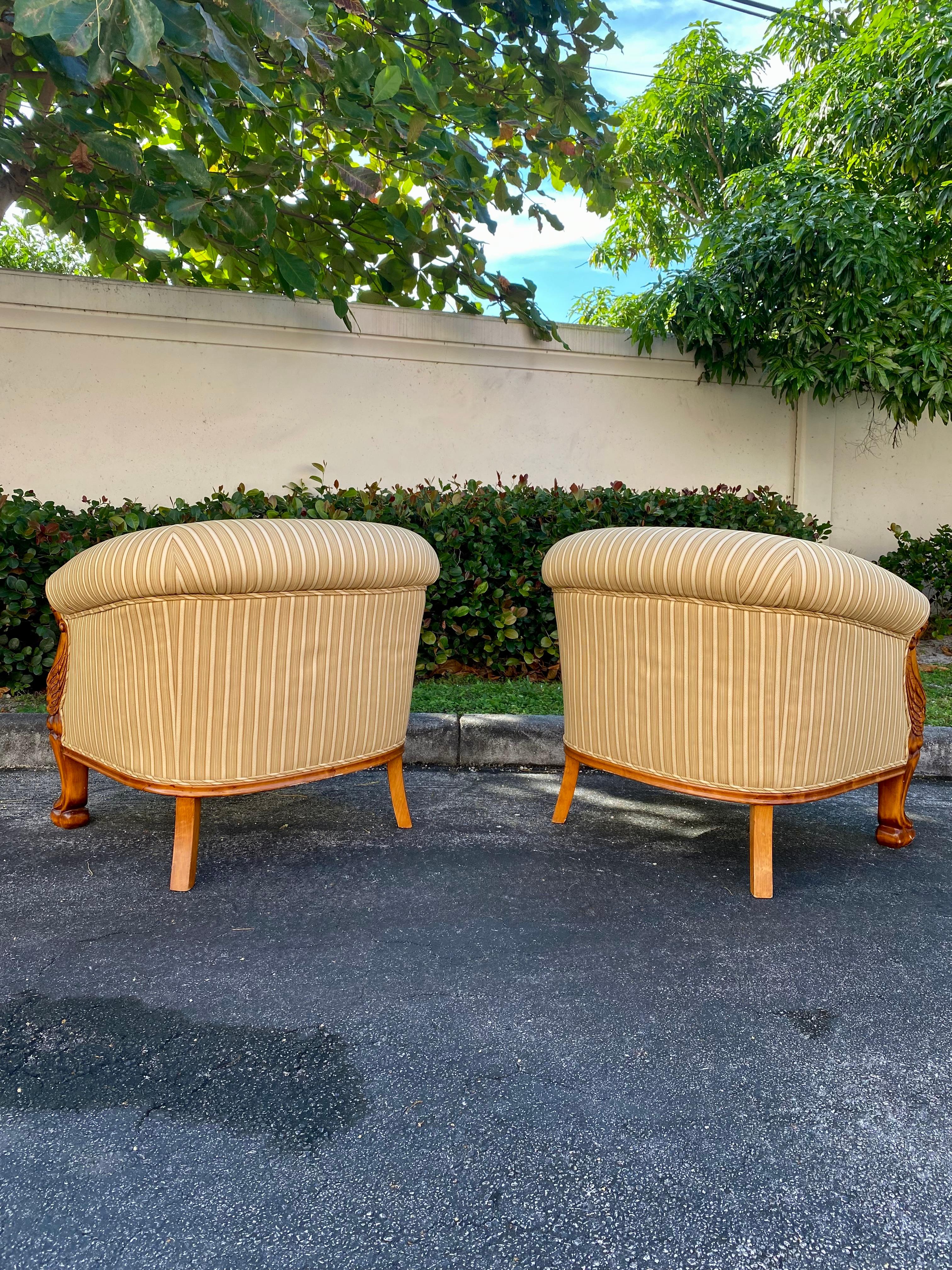 Tissu d'ameublement 1990 Baker Furniture Sculptural Lion Barrel Tub Chairs en bois sculpté, Set of 2 en vente