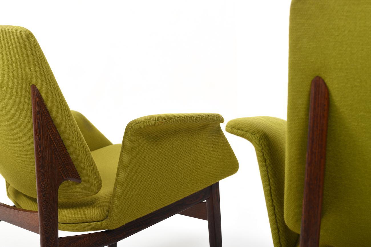 Very rare pair of Illum Wikkelsø easychairs, model 451 in solid wenge wood! Original green wool fabric. Manufactured by Aarhus Møbelfabrik / Illums Bolighus 1960s.