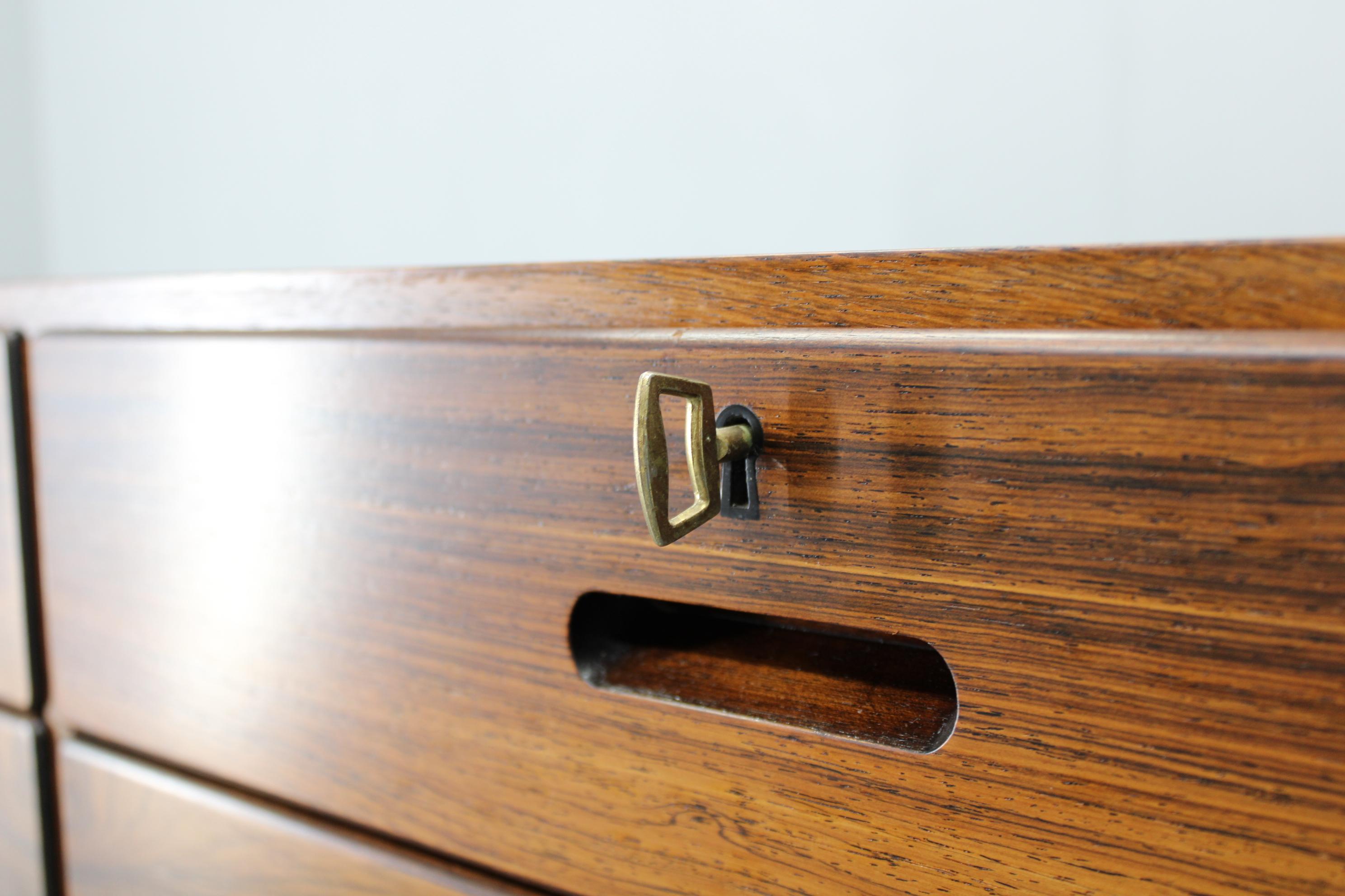 1960er Jahre Seltene Kai Winding Kommode oder Sideboard, restauriert (Holz) im Angebot