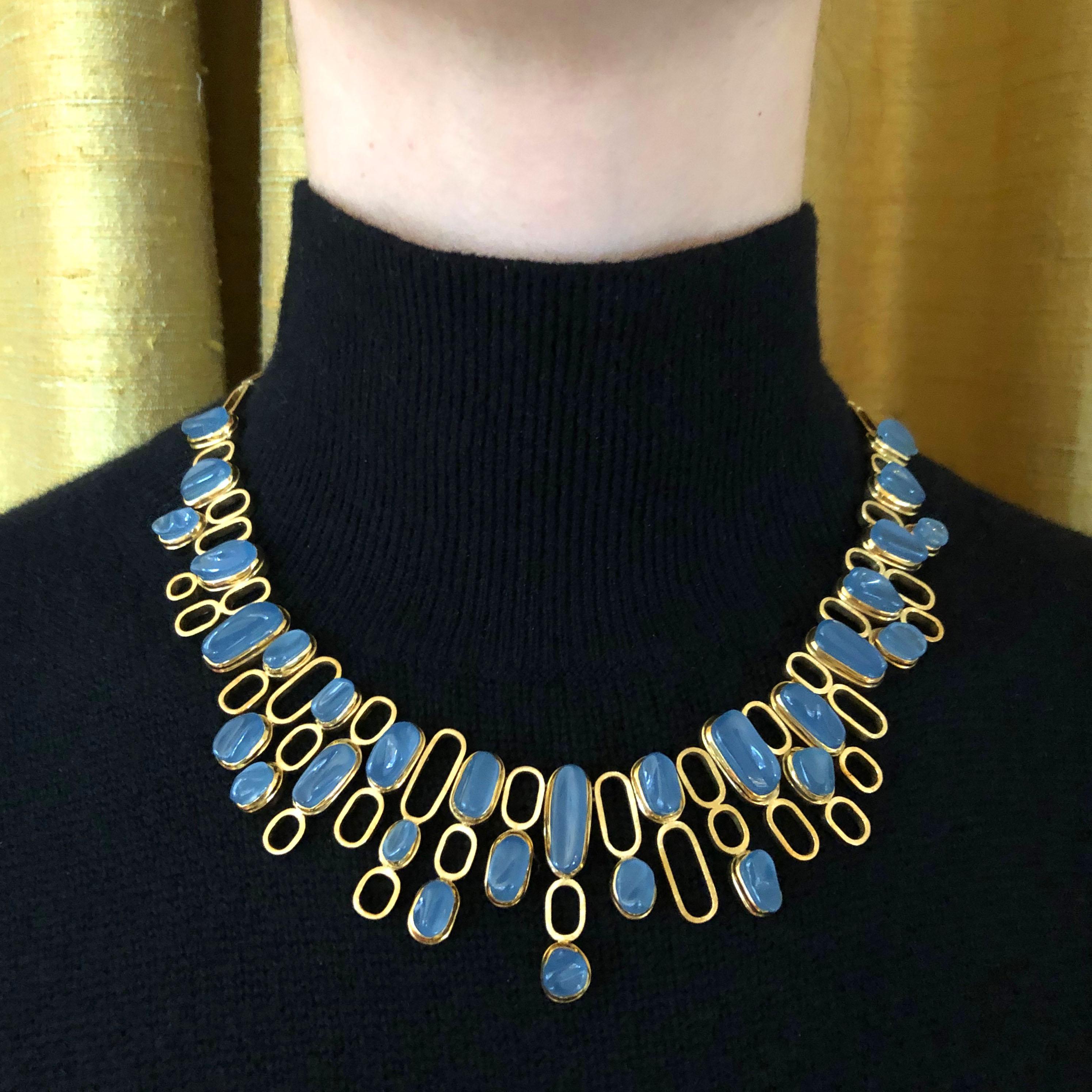 A rare forma livre carved aquamarine and 18 karat gold necklace and long earrings set, by Roberto & Haroldo Burle Marx, 1960s.

This necklace measures approximately 18