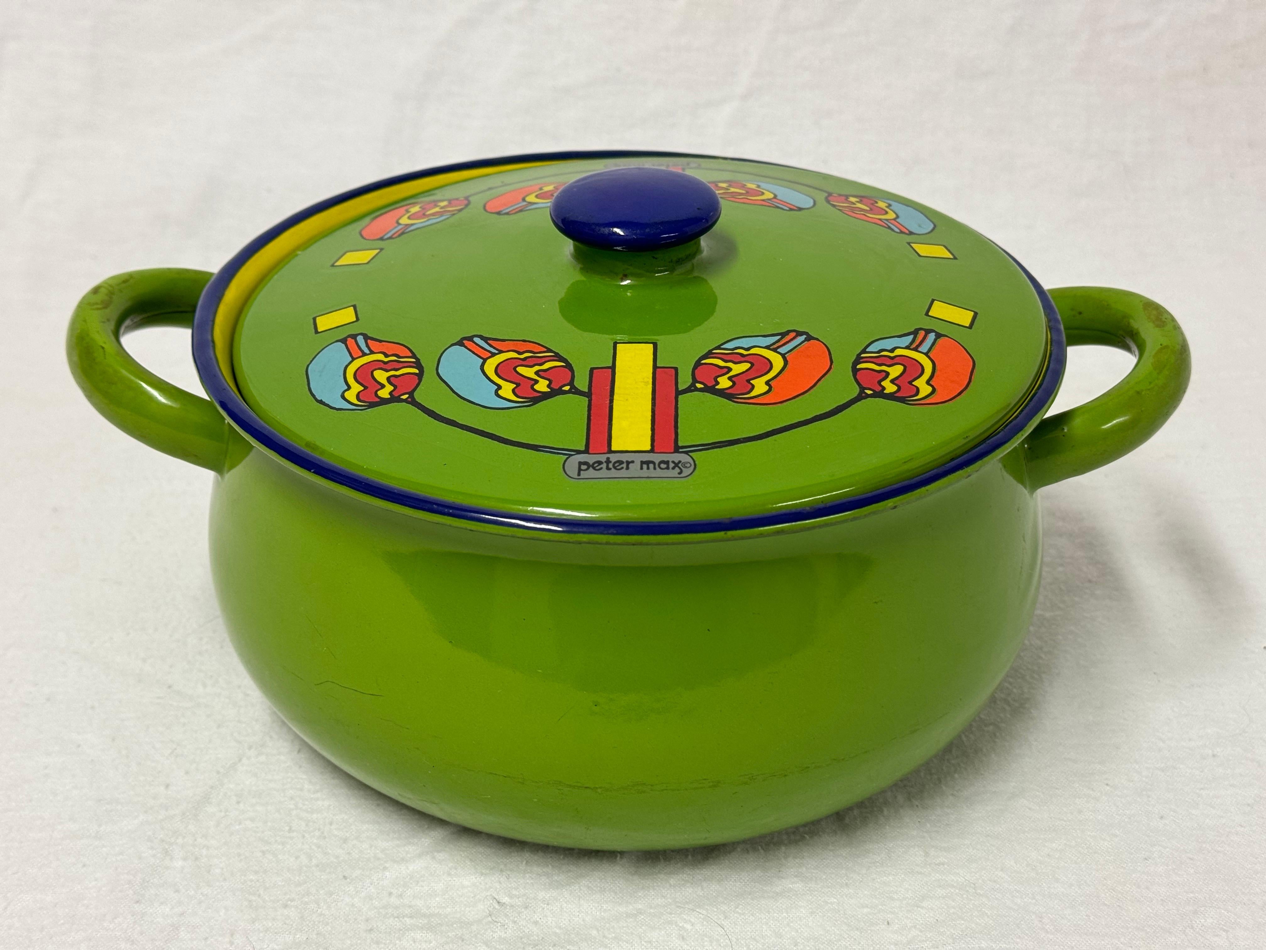 Raro recipiente para servir de esmalte de Peter Max firmado en 1960. No estamos seguros del patrón de esta porcelana. En un fabuloso esmalte verde manzana. Investigando, descubrimos que, en 1967, la Iroquois China Company introdujo el modelo Love,