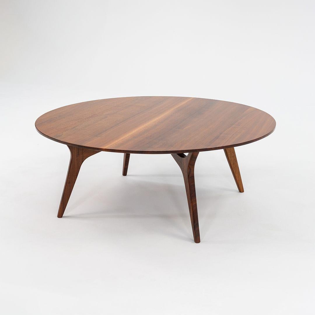 Il s'agit d'une table basse ronde en noyer fabriquée en studio par le tourneur sur bois américain Rude Osolnik. La pièce a été acquise directement auprès de la succession de Rude Osolnik, et la table se trouvait auparavant dans la maison du