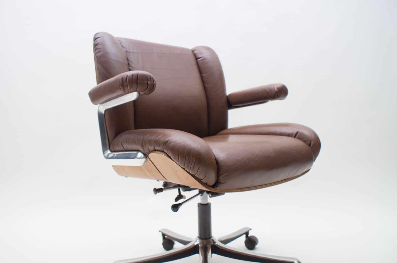 The seat height is adjustable from 45cm to 54cm.

This rare vintage Swiss desk chair was designed by Martin Stoll in the 1960s and manufactured by Giroflex in Switzerland. The foot of this chair is made from polished aluminium with a teak veneer
