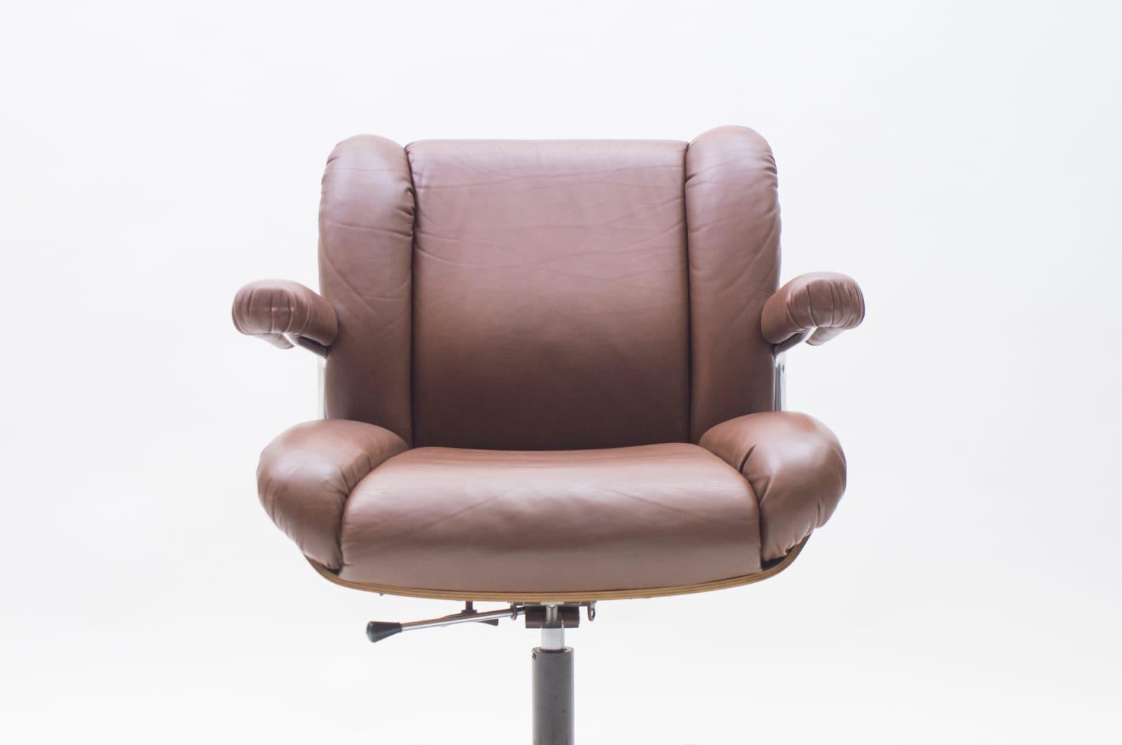 1960s Rare Swiss Swivel Leather Plywood Desk Chair by Stoll for Giroflex In Good Condition In Nürnberg, Bayern