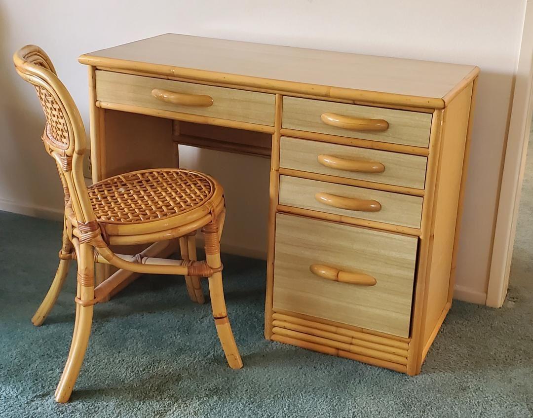 1960er Jahre Rattan und Formica rechtsseitiger Schreibtisch mit passendem Stuhl.
1960er Rattan-Schreibtisch mit Formica & Grass Cloth. Die ausziehbare Bleistiftschublade hat einen gebogenen Rattangriff. 
Alle anderen Schubladen sind auf der rechten