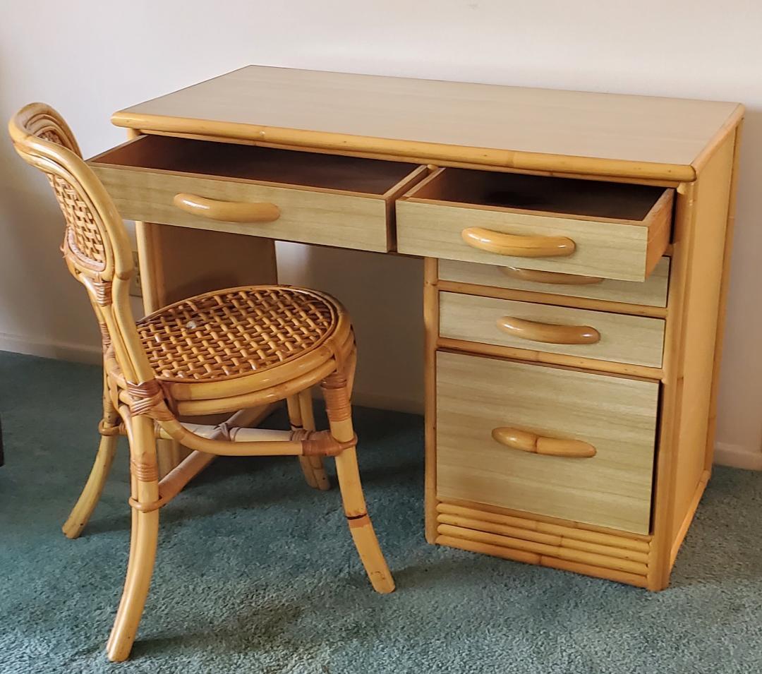 1960er Jahre Rattan und Formica Rechter Schreibtisch mit passendem Stuhl (Moderne der Mitte des Jahrhunderts) im Angebot