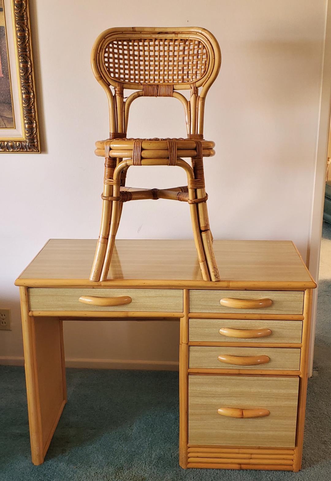 1960er Jahre Rattan und Formica Rechter Schreibtisch mit passendem Stuhl im Zustand „Gut“ im Angebot in Monrovia, CA