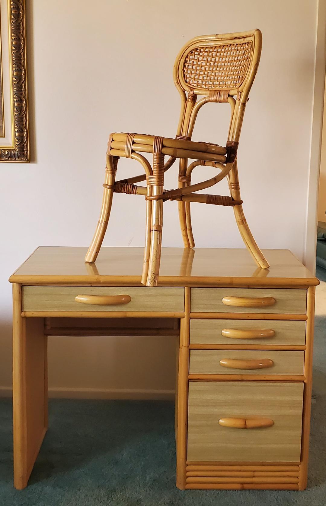 1960er Jahre Rattan und Formica Rechter Schreibtisch mit passendem Stuhl (20. Jahrhundert) im Angebot